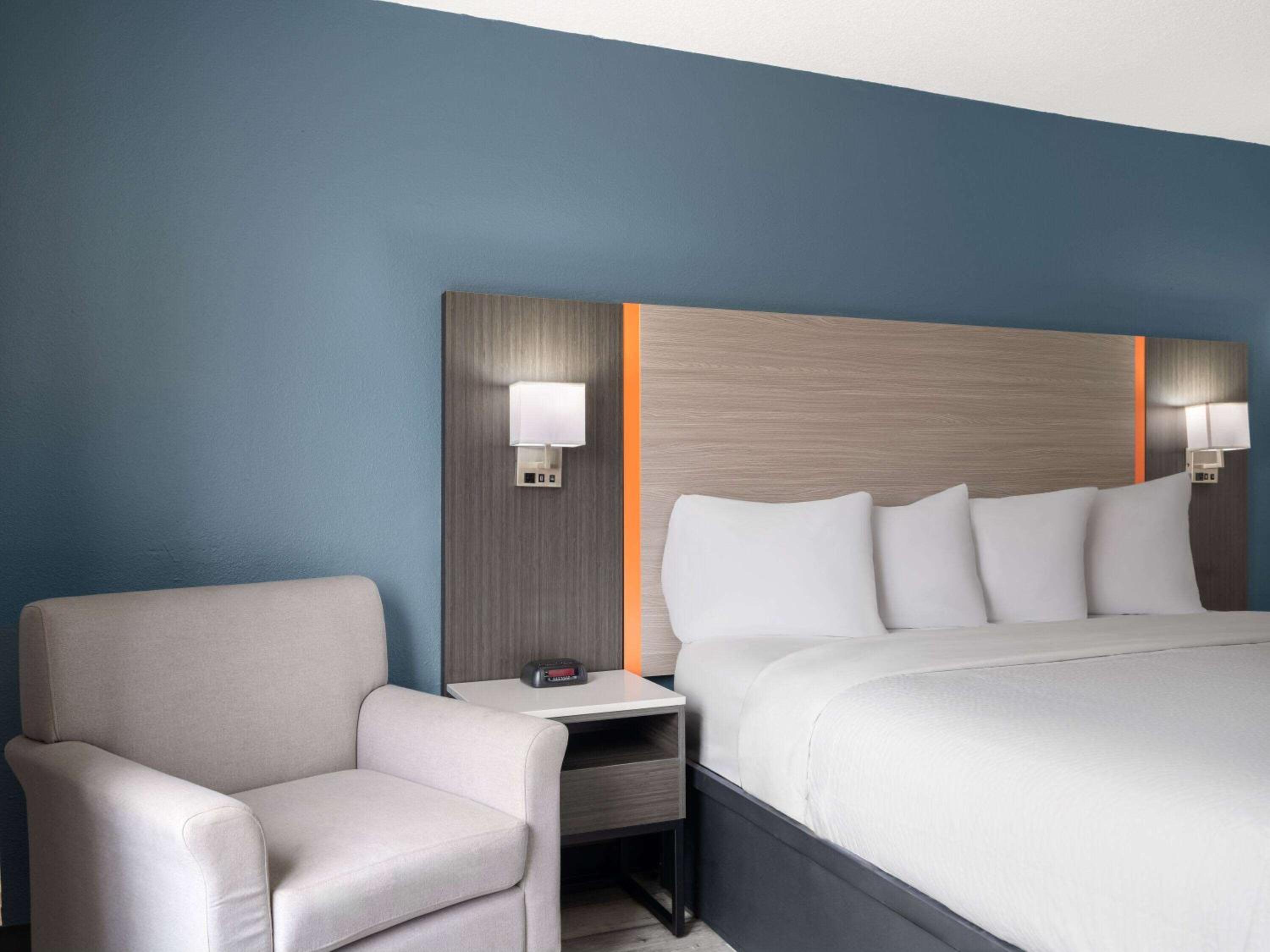 King Room with Mobility/Hearing Access and Roll-In Shower, Non-Smoking - Photo 2