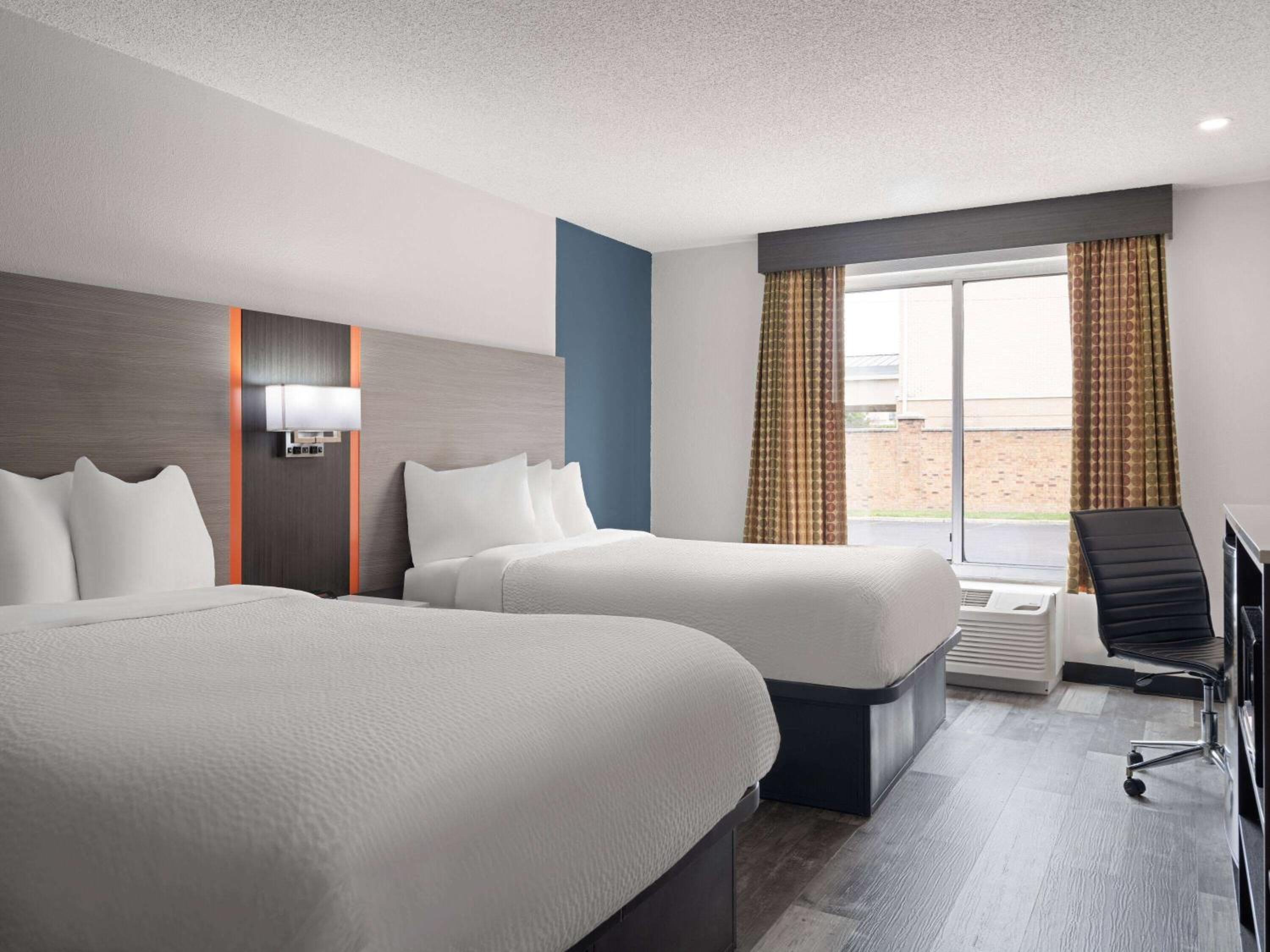 Double Room with Roll-In Shower - Mobility/Hearing Accessible - Non-Smoking - Photo 2