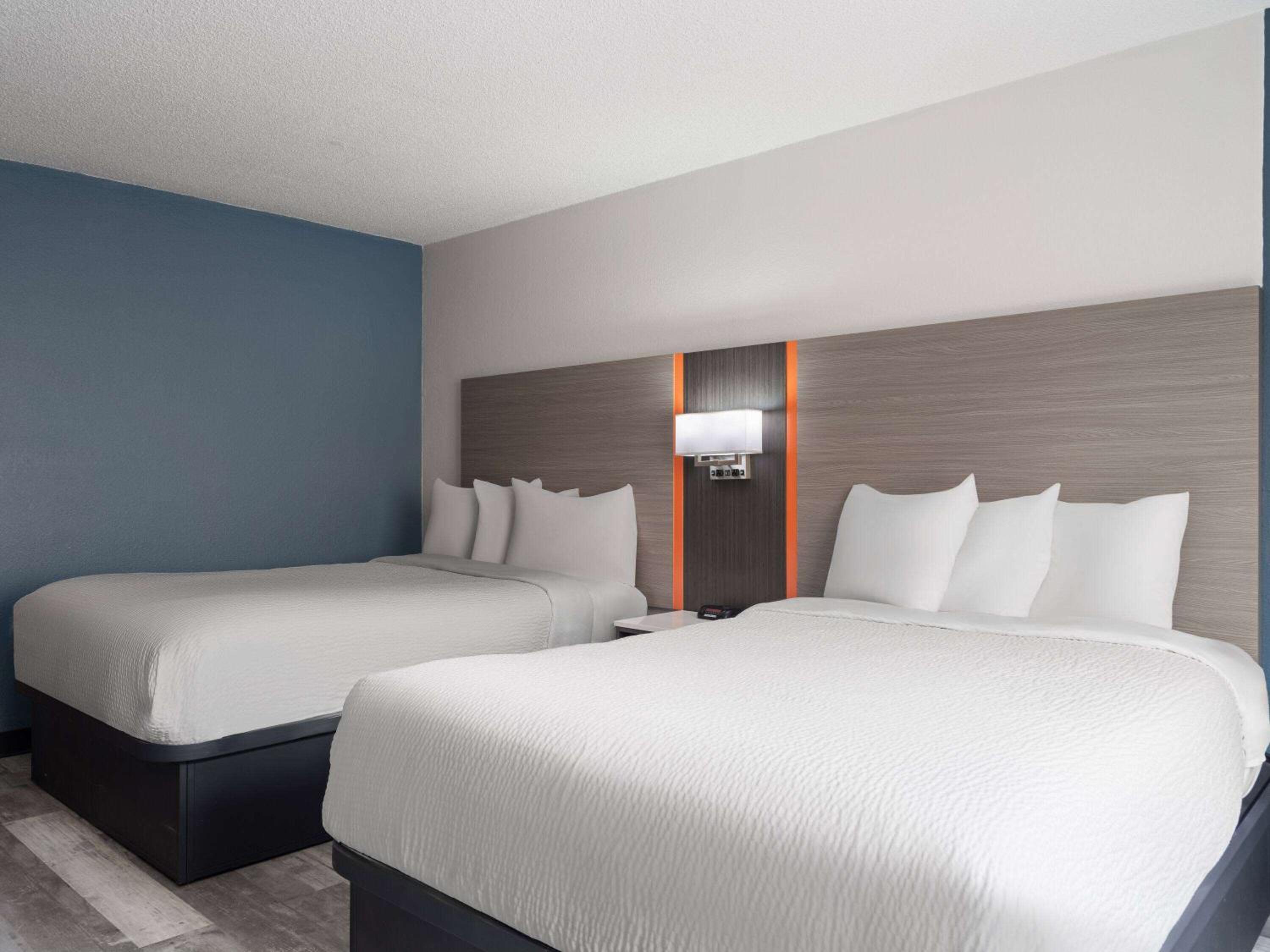 Double Room with Roll-In Shower - Mobility/Hearing Accessible - Non-Smoking - Photo 3