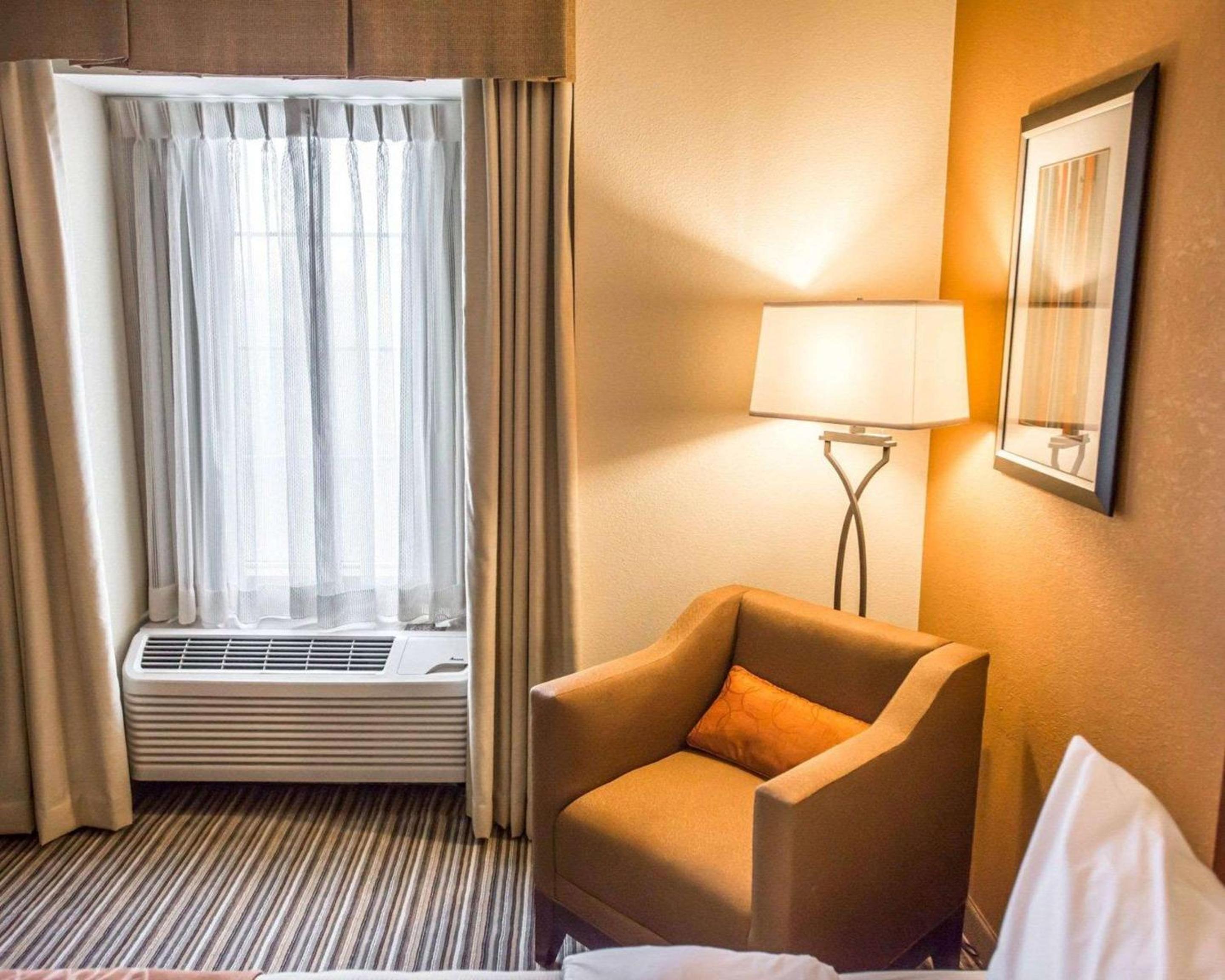 Standard Queen Room With Two Queen Beds With Sitting Area - Photo 8