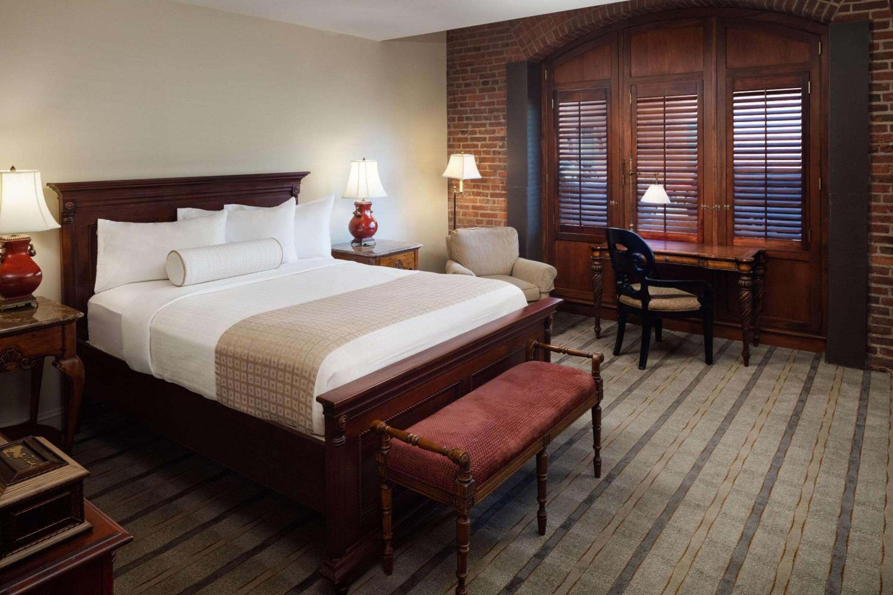1 Queen Bed, City View - Photo 1