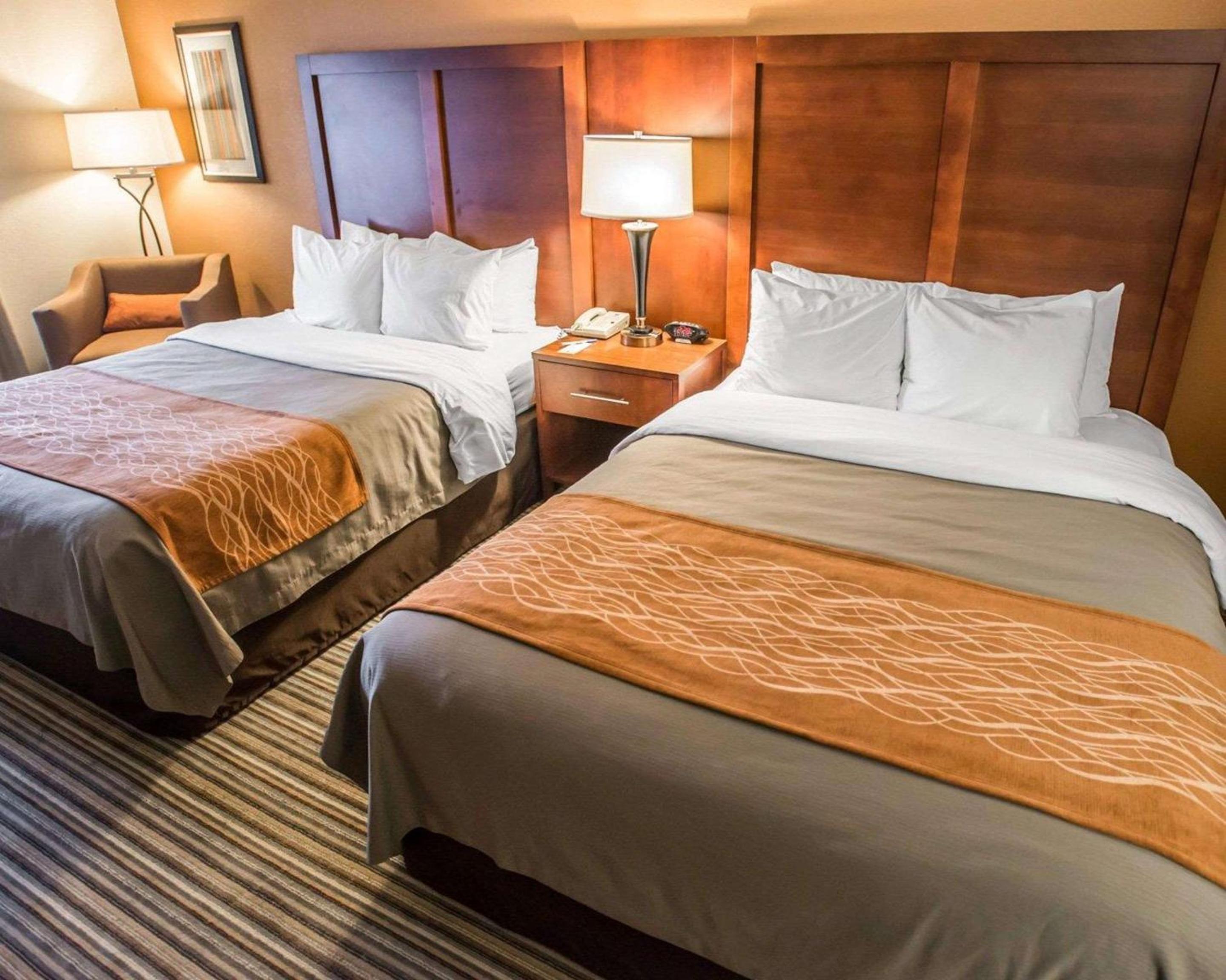 Standard Queen Room With Two Queen Beds With Sitting Area - Photo 2