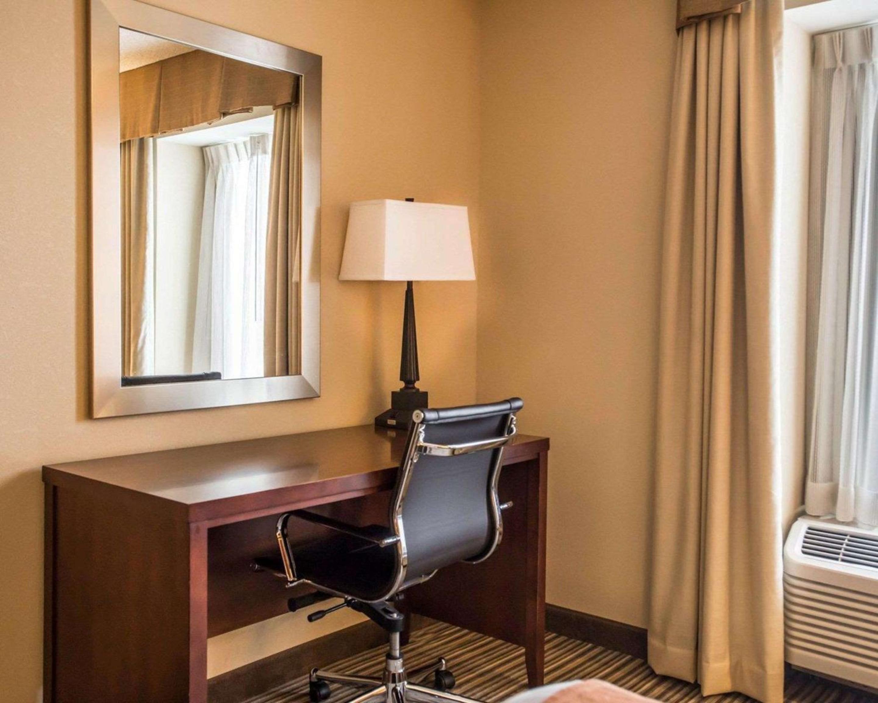 Standard Queen Room With Two Queen Beds With Sitting Area - Photo 11
