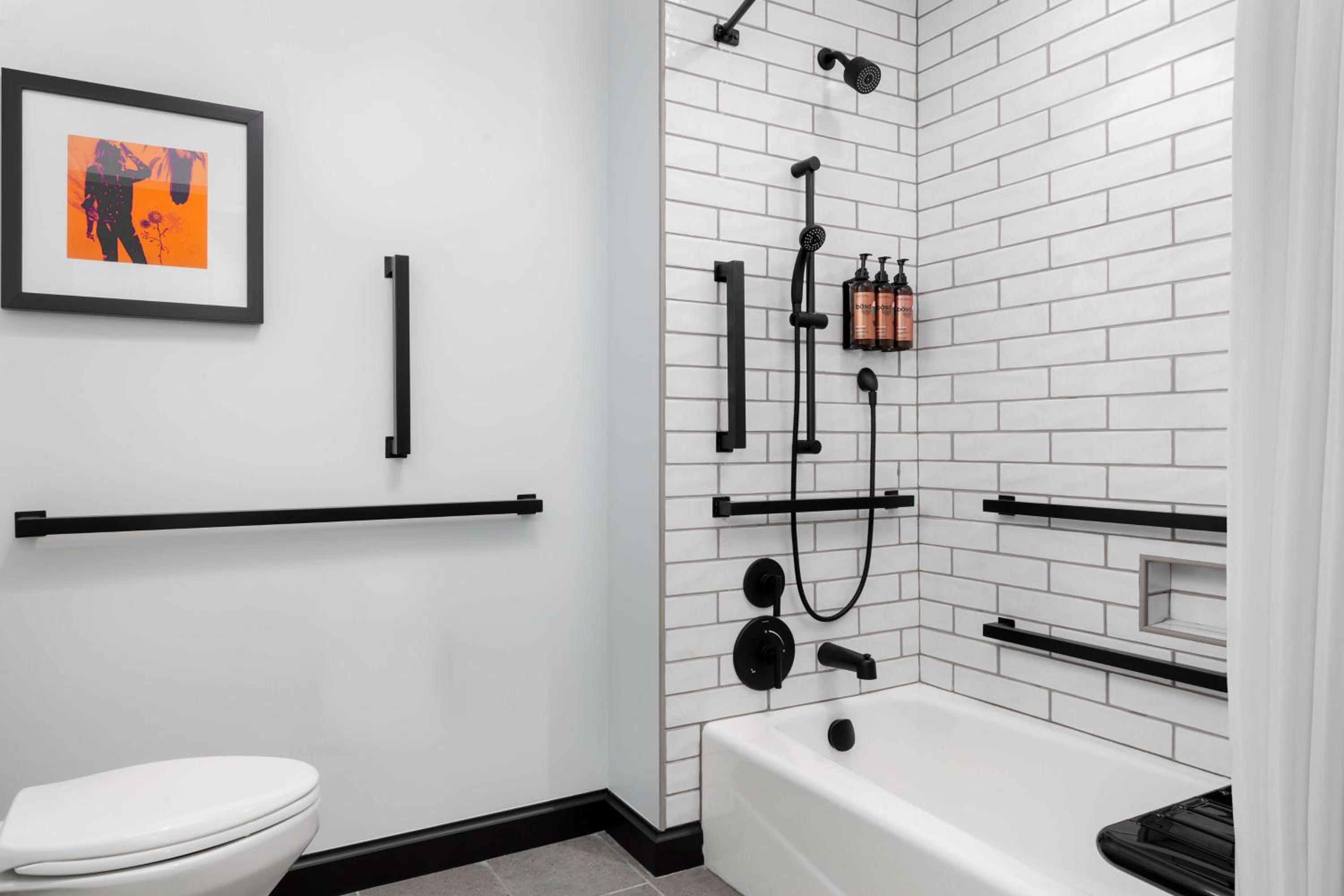 King Room with Bath Tub - Mobility/Hearing Access - Photo 4