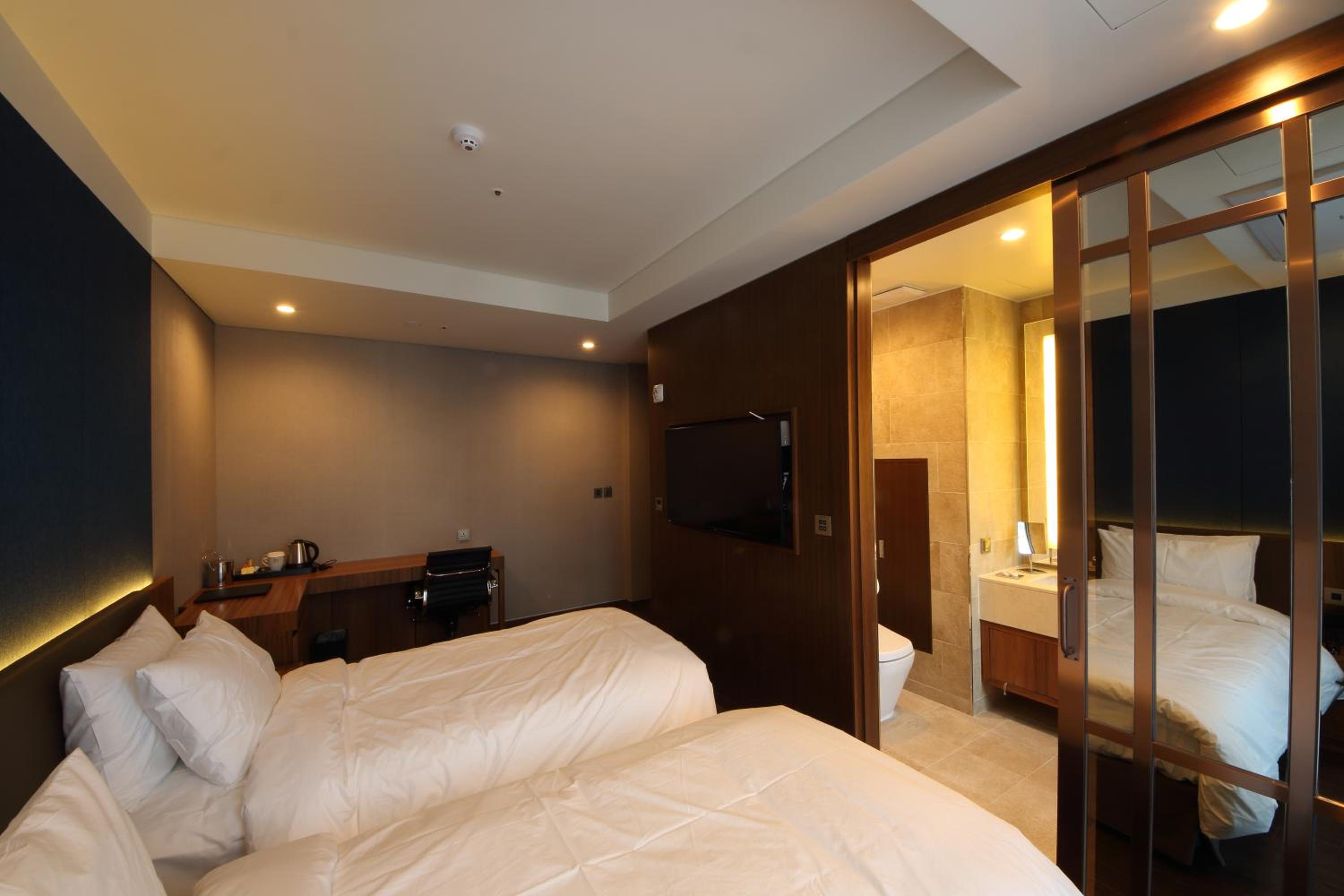Twin Room with Balcony photo 3