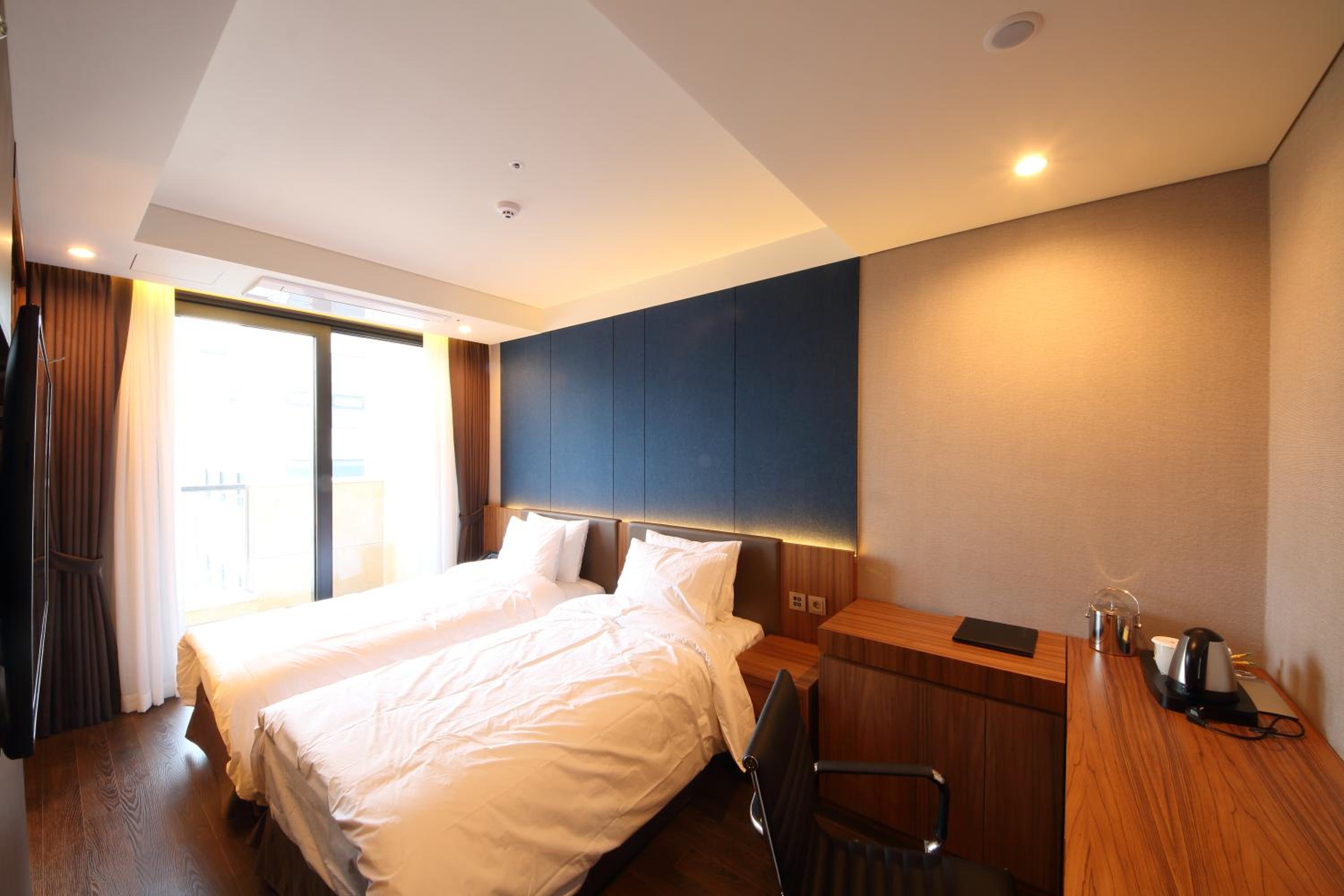 Twin Room with Balcony photo 2