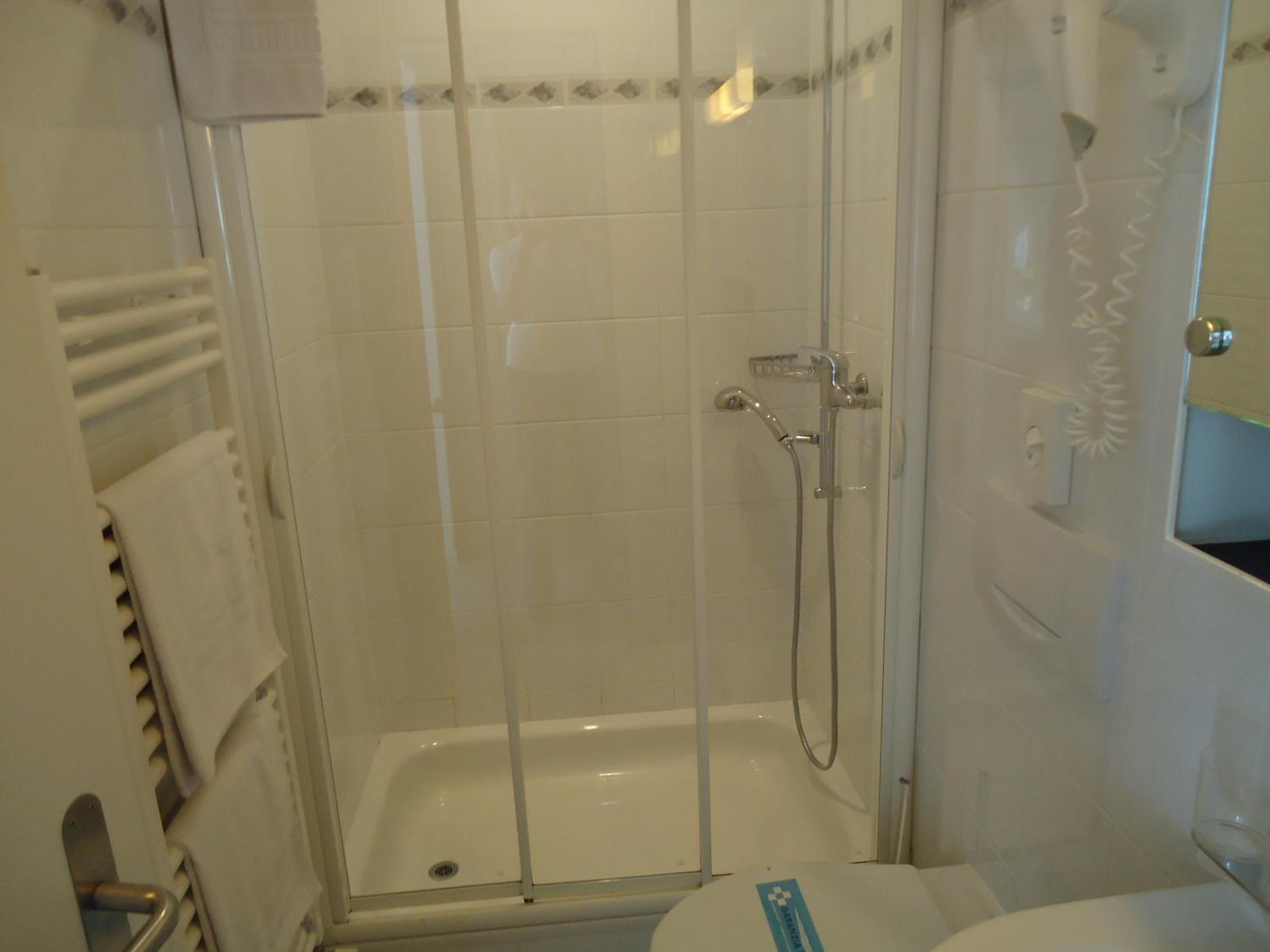 Double Room - Photo 8