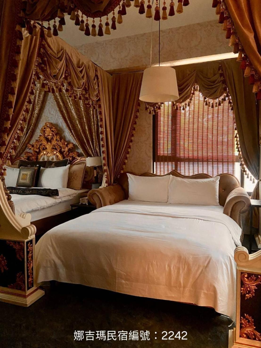 Deluxe Double Room with Bath - Photo 5