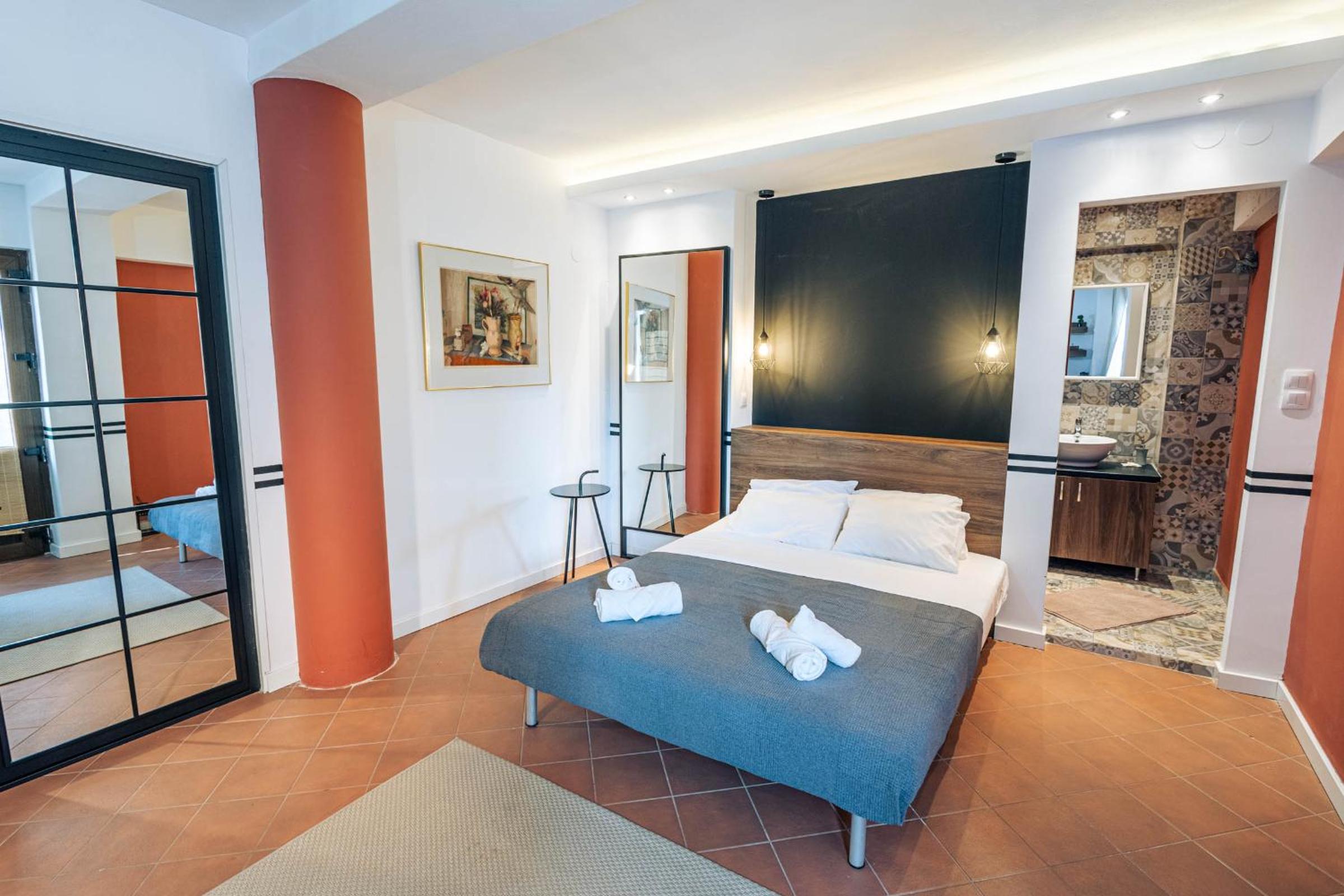 Deluxe Double Room (2 Adults + 1 Child)