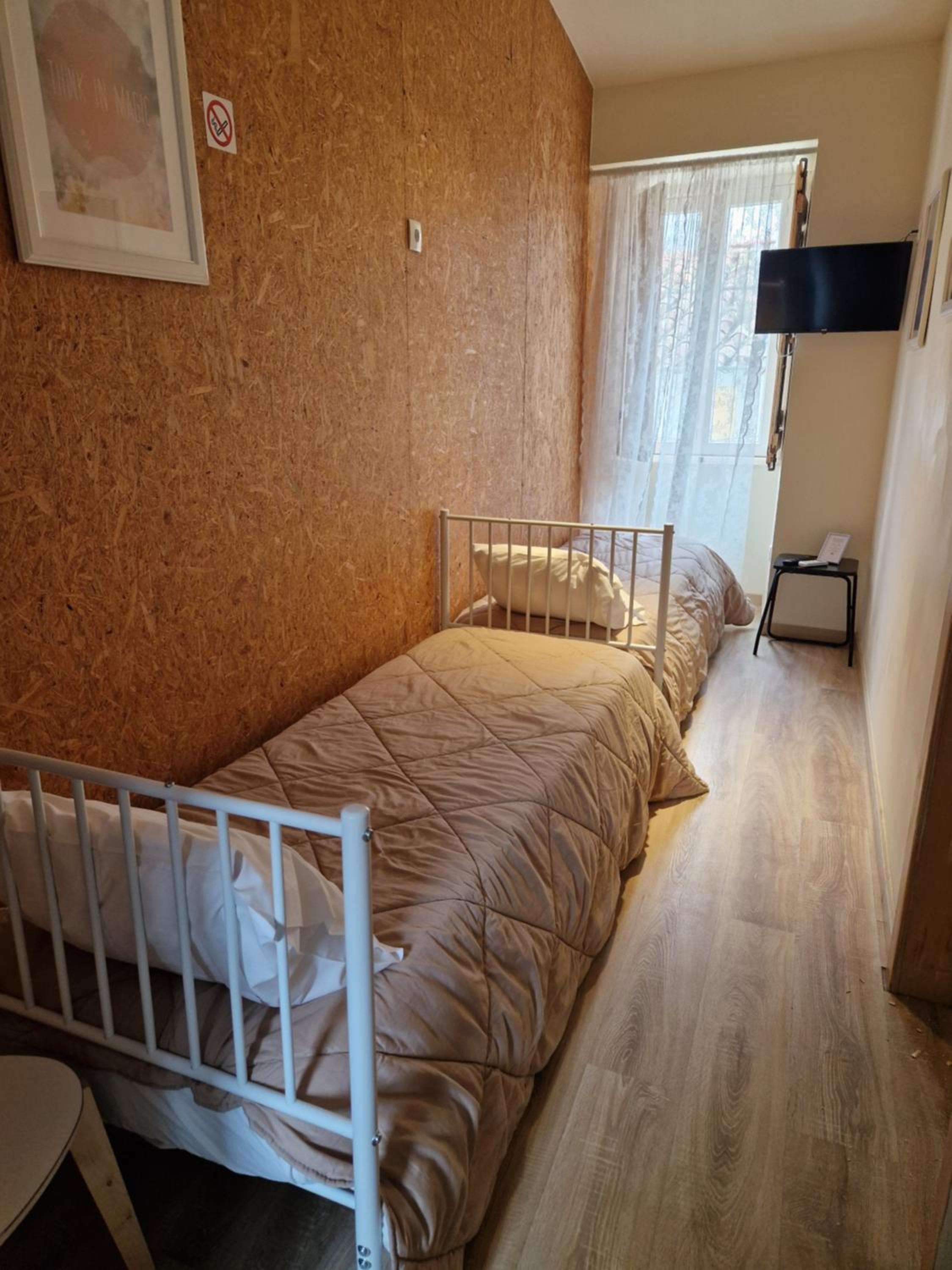 Economy Twin Room - Photo 4
