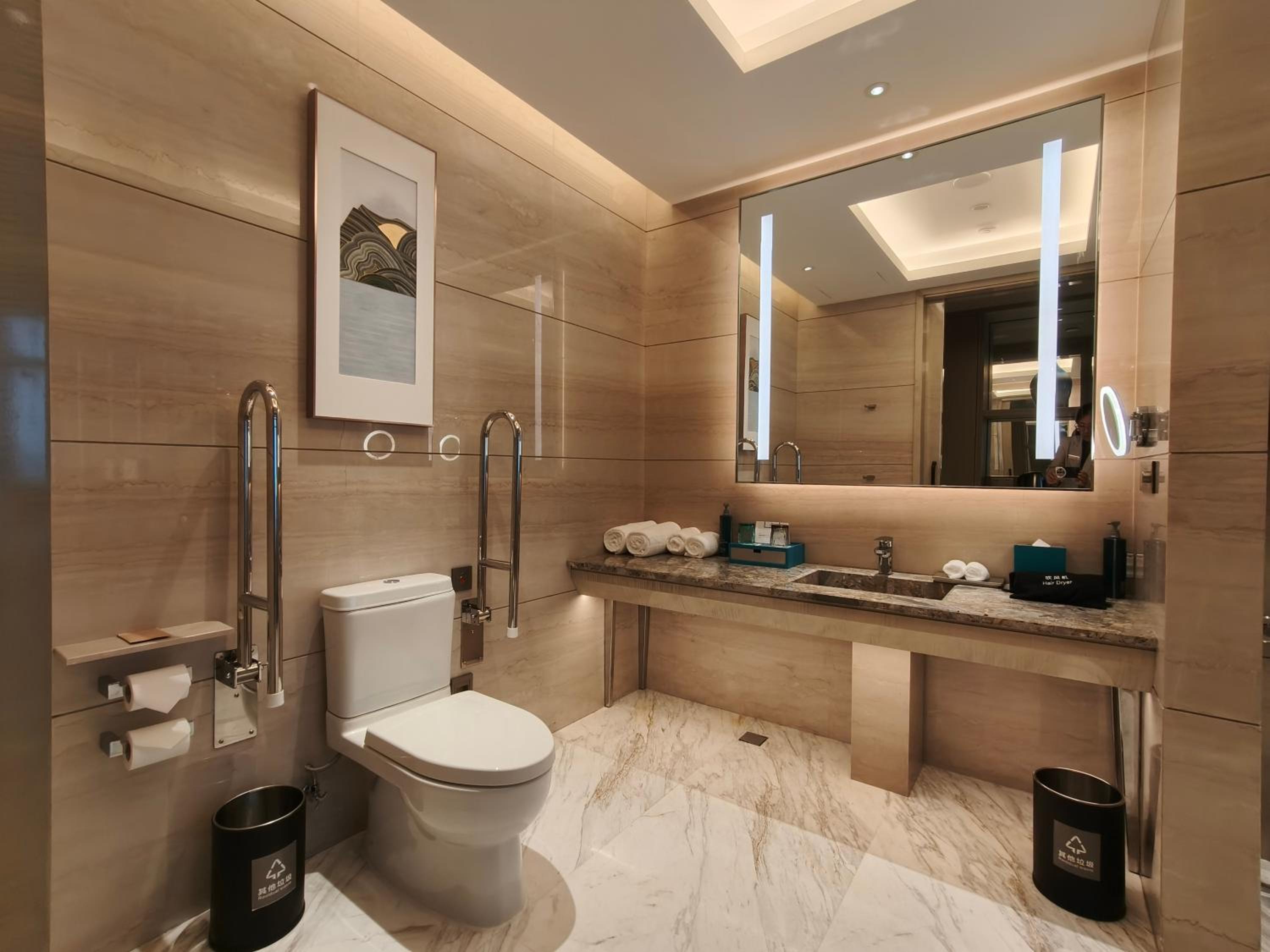 King Room - Mobility Accessible - Photo 4