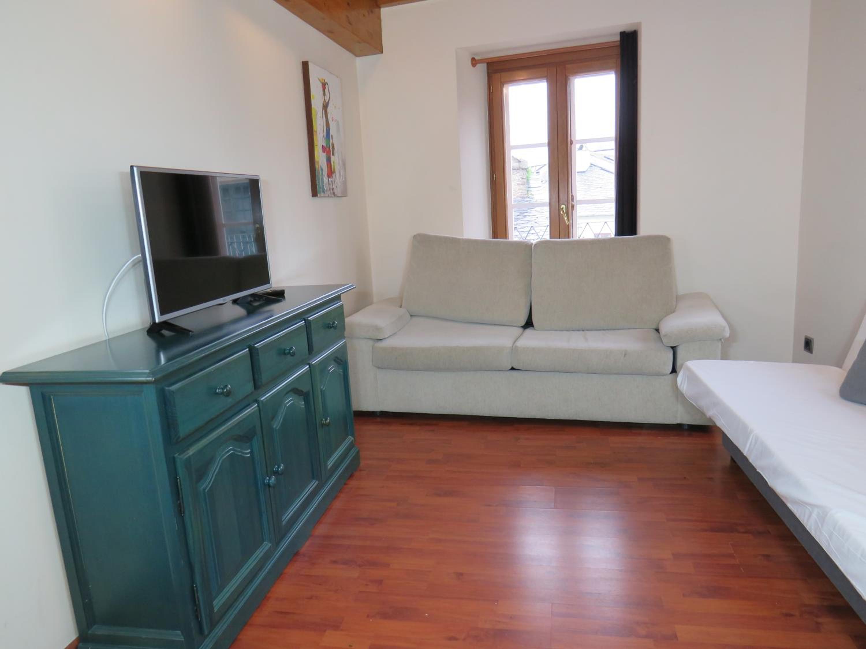 Apartamento de lujo de dos habitaciones con balcón