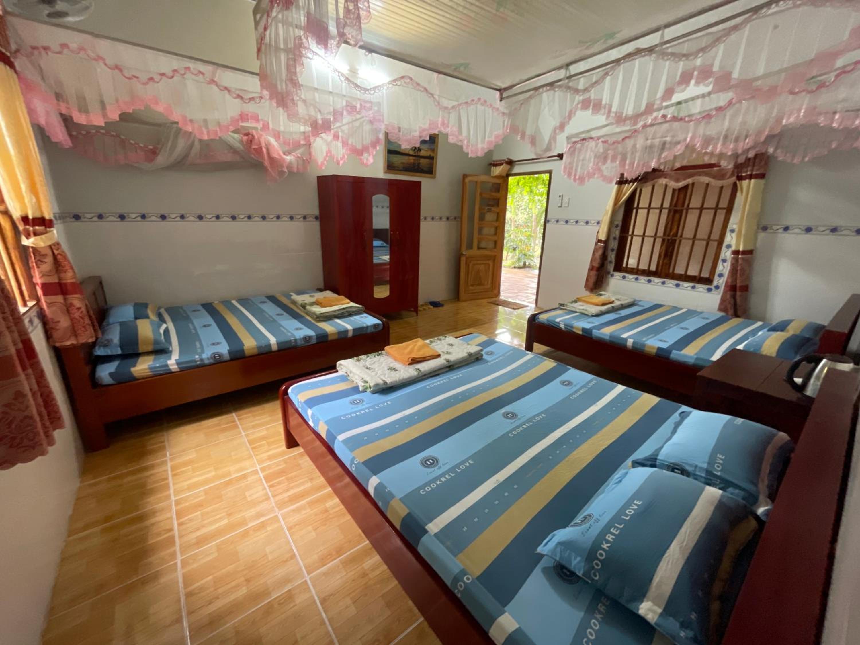 Standard Family Room - Photo 7