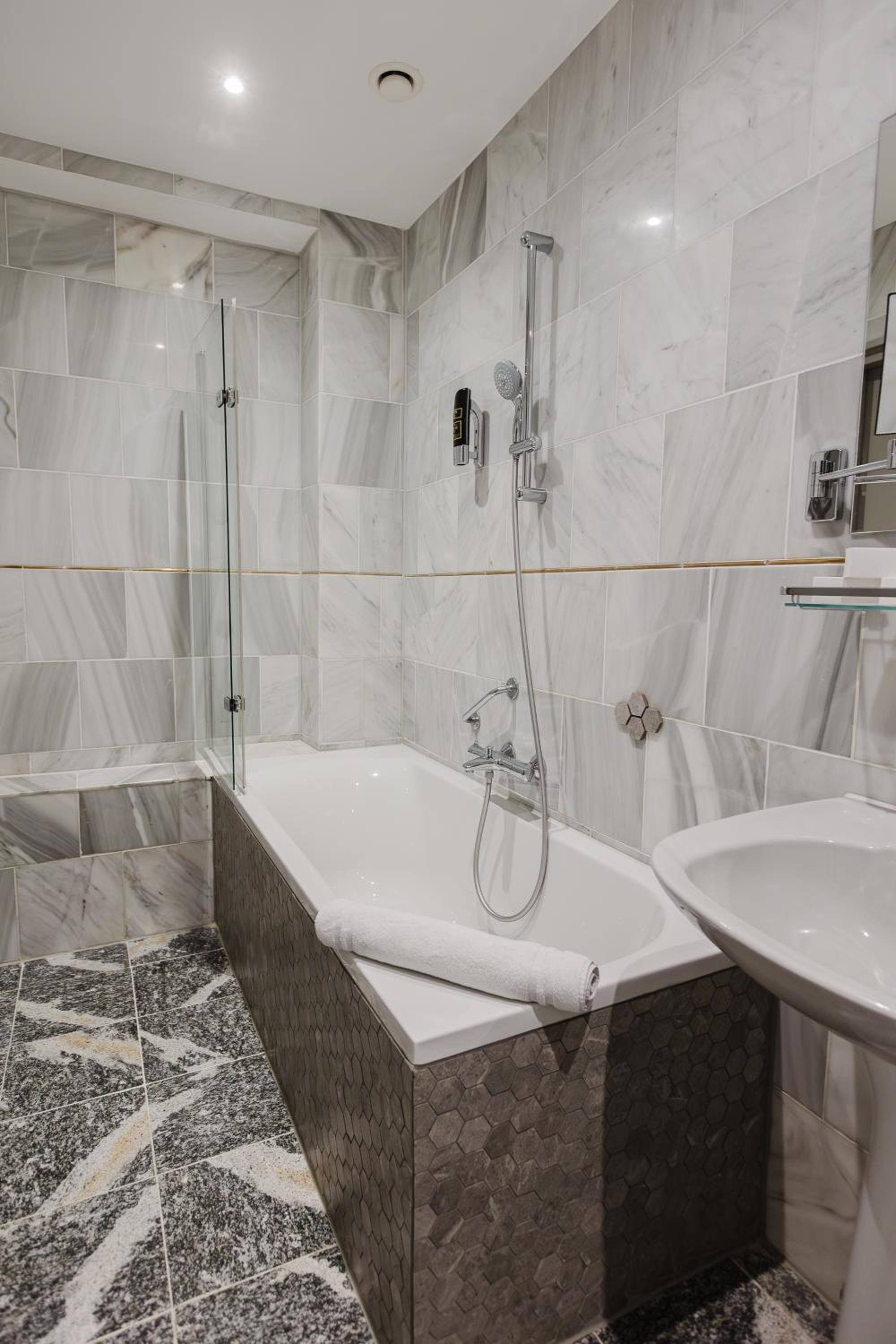 Deluxe Double Room - Photo 12