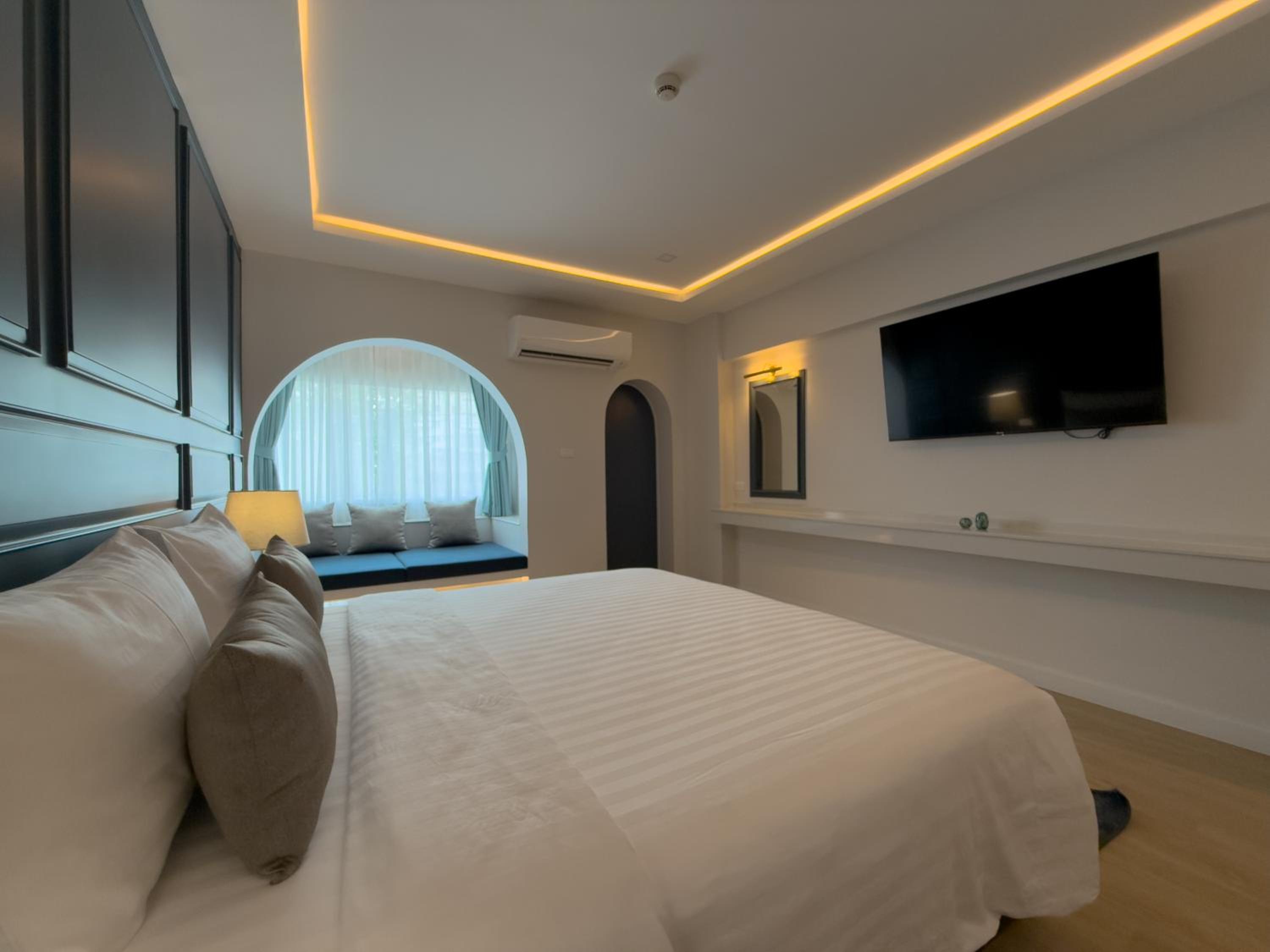 Deluxe King Room photo 2