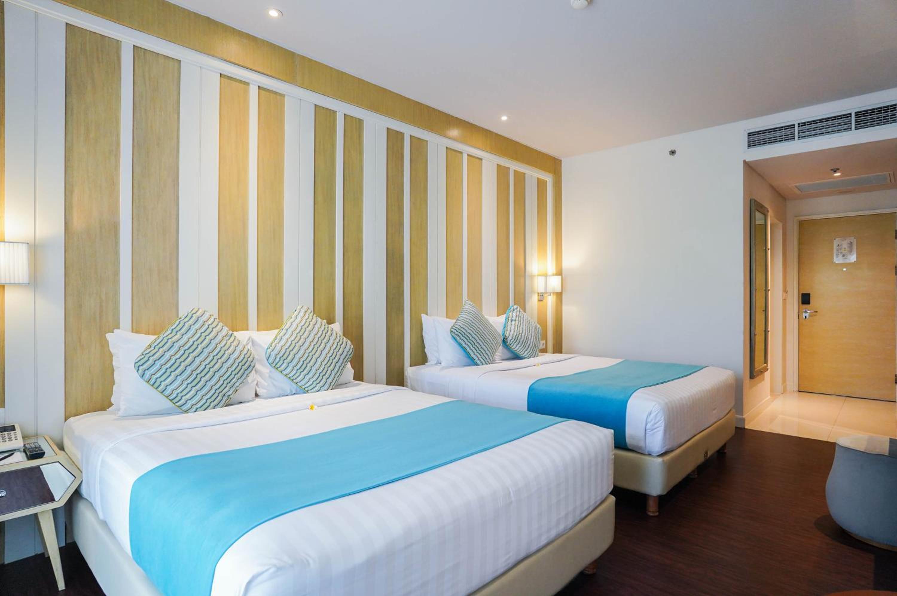 Family Studio (2 Queen Beds) - Photo 4