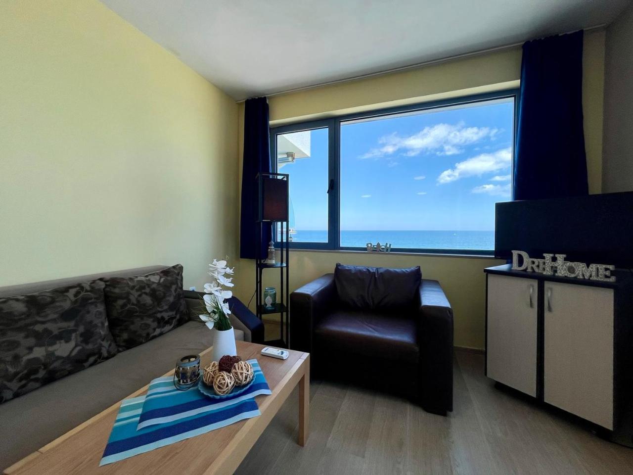 One-Bedroom Apartment with Sea View photo 2