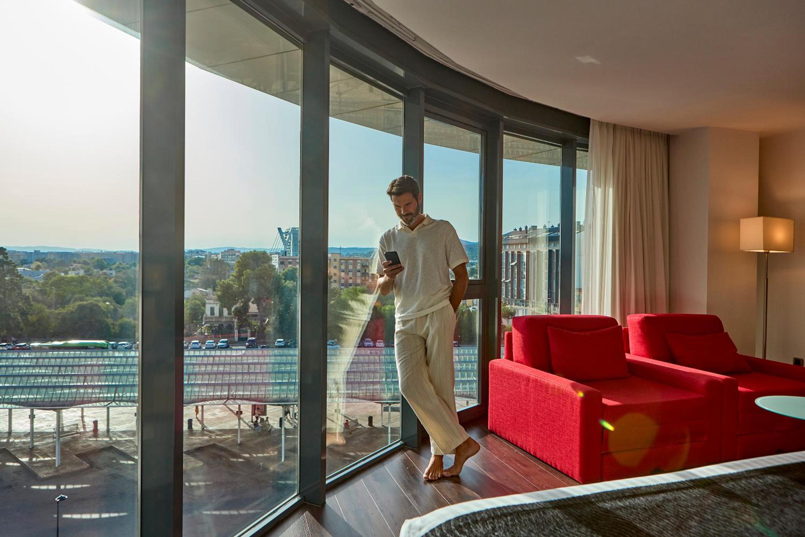 Deluxe King Room with City View - Photo 11