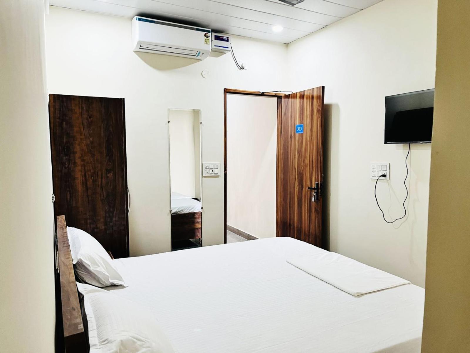 Budget Double Room photo 3