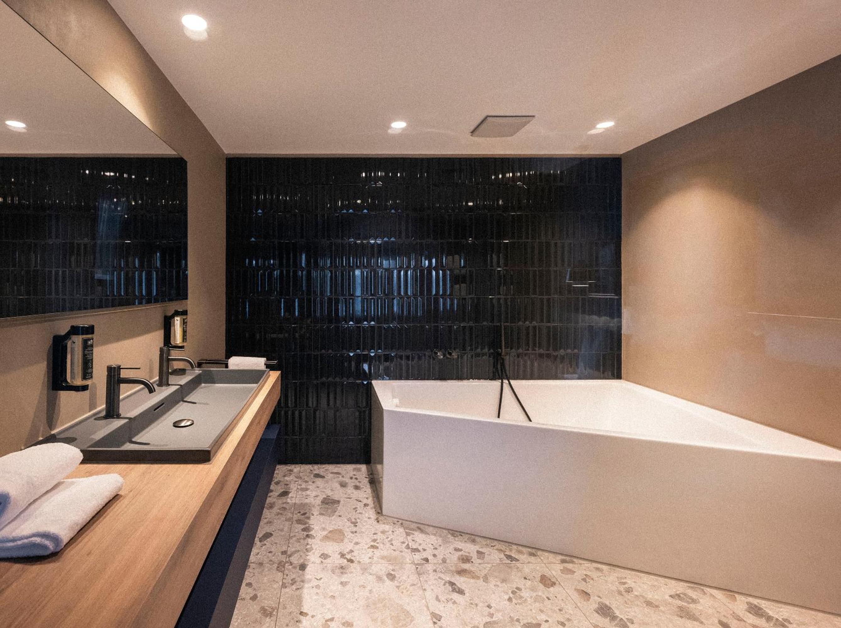 Suite - Photo 3