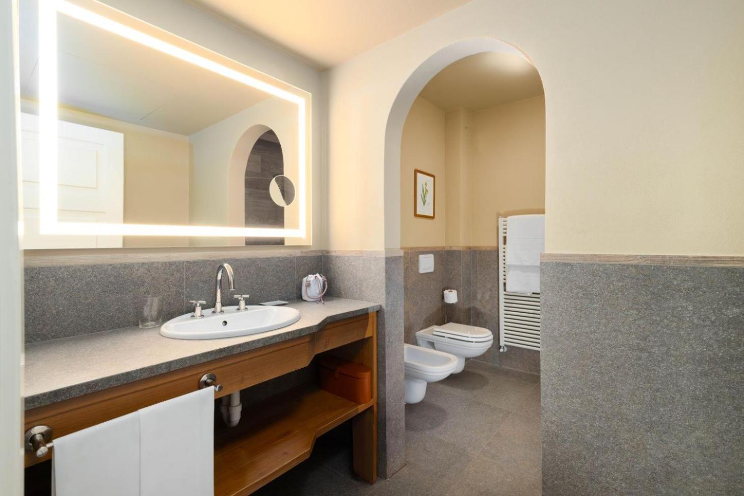 Junior Suite with Spa Access - Photo 4