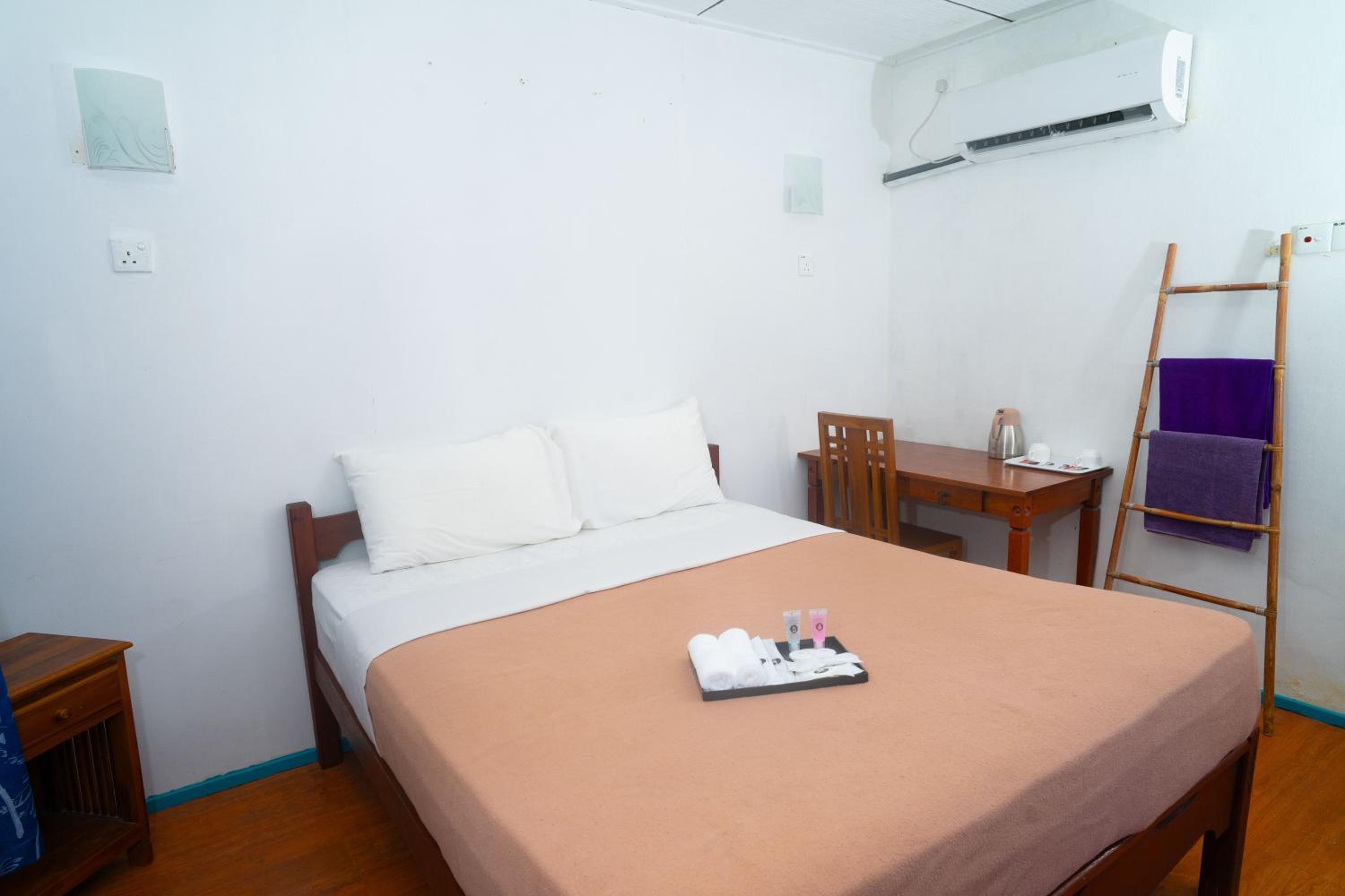 Deluxe Queen Room - Photo 7