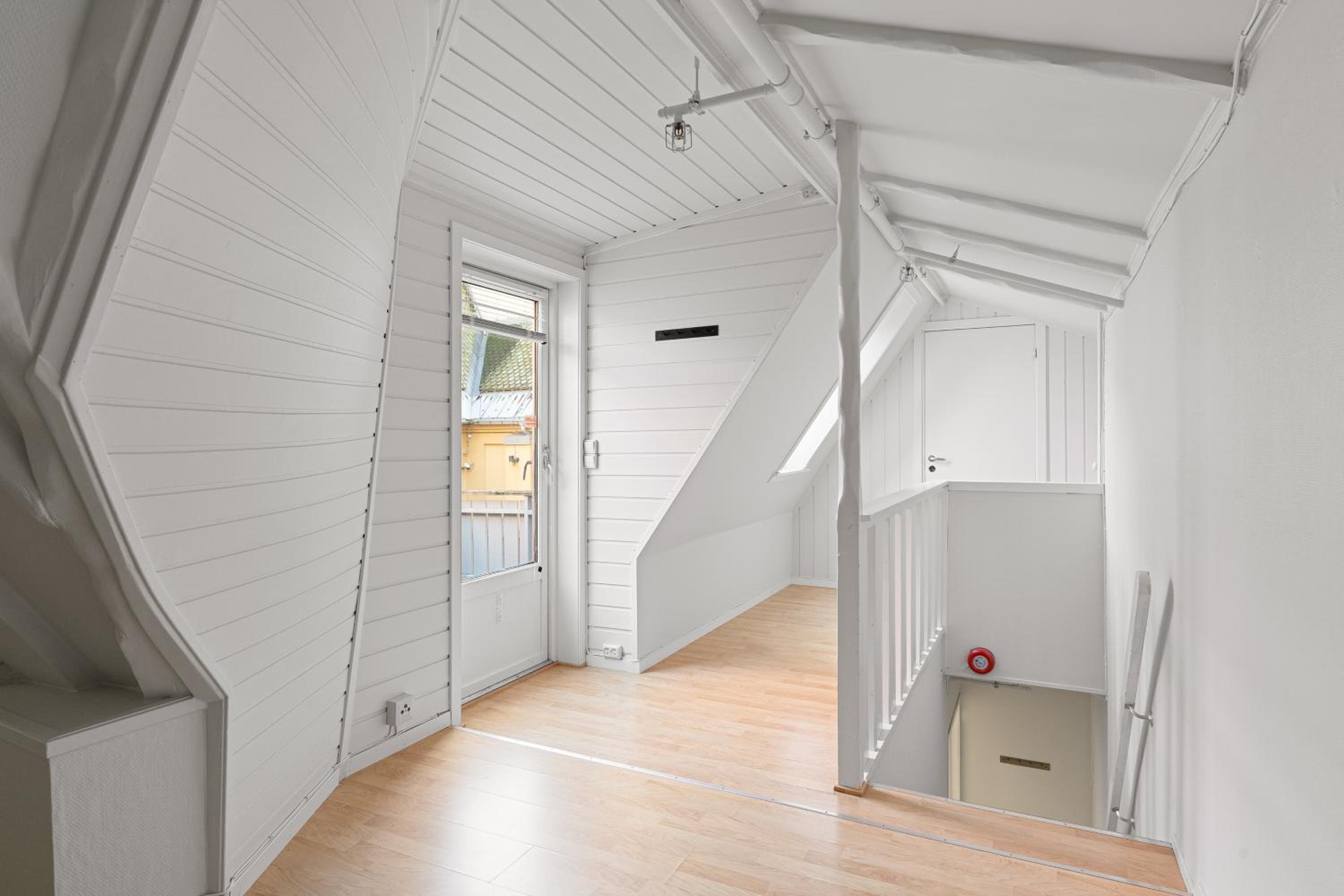 Three-Bedroom Loft Apartment - Photo 9
