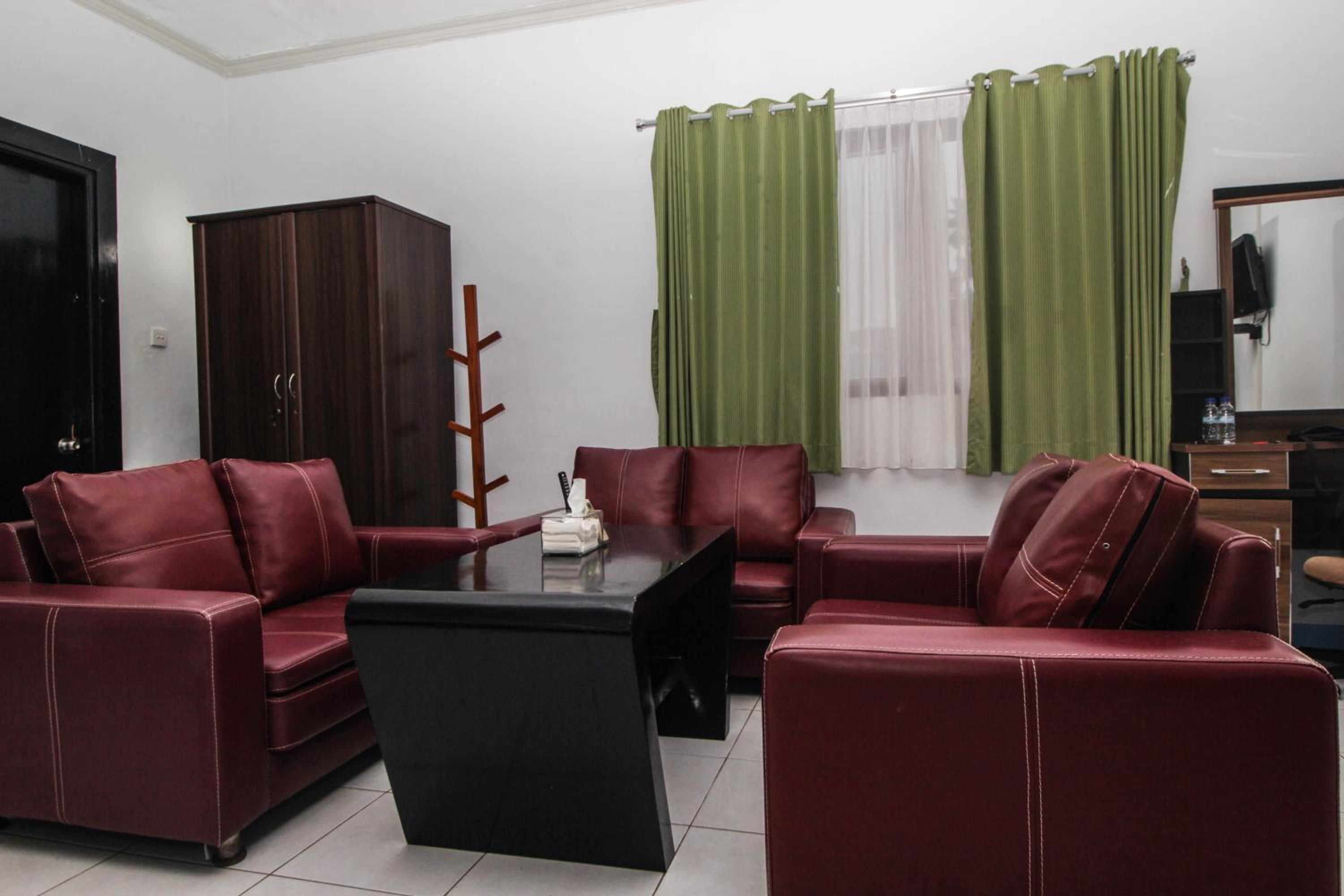 Family Room - Photo 4
