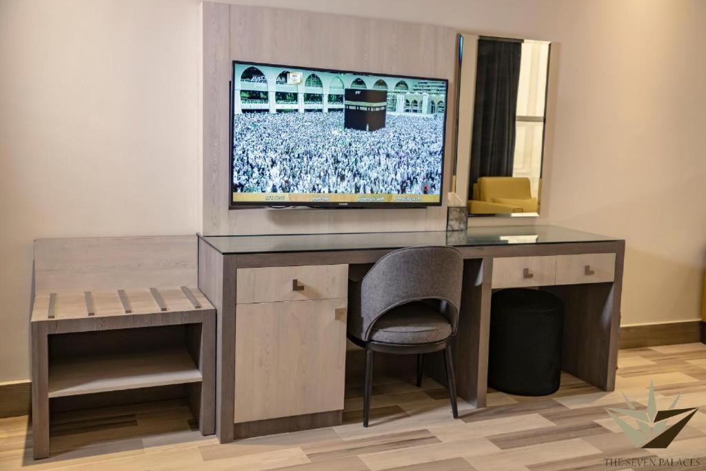 Deluxe King Room photo 1