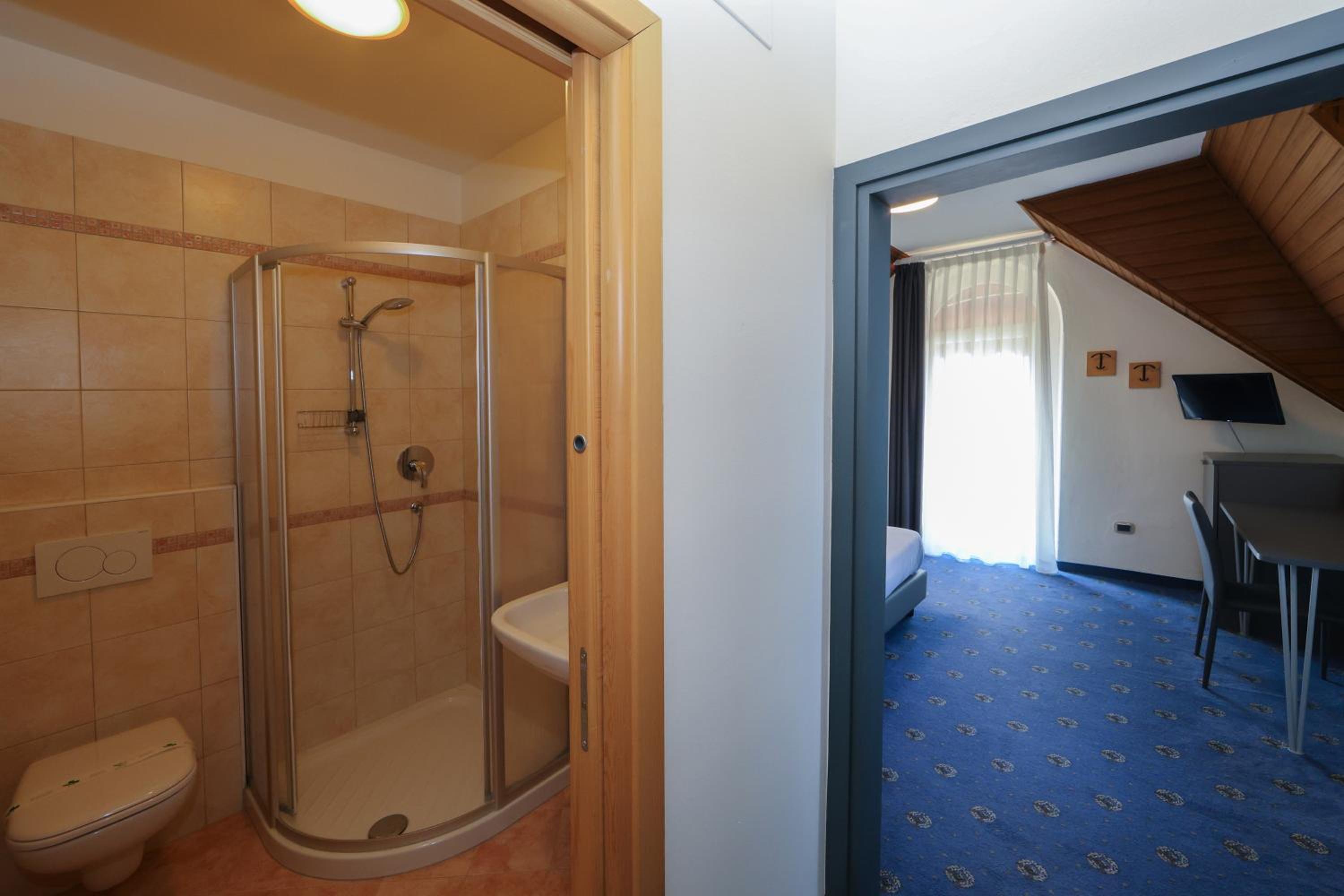Family Room with Shared Bathroom photo 2
