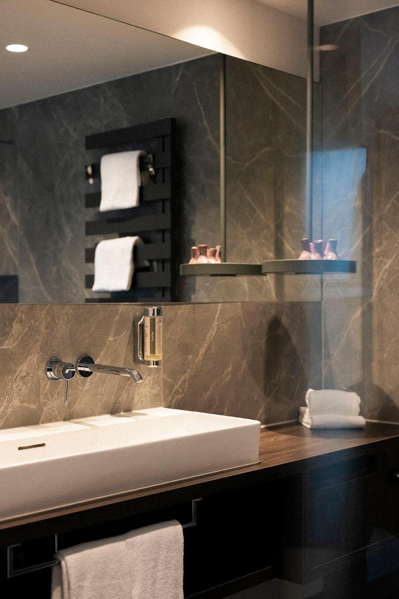 Superior Suite - Photo 11