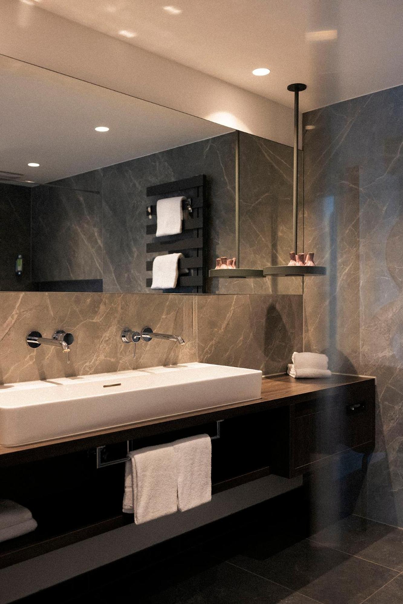 Superior Suite - Photo 10