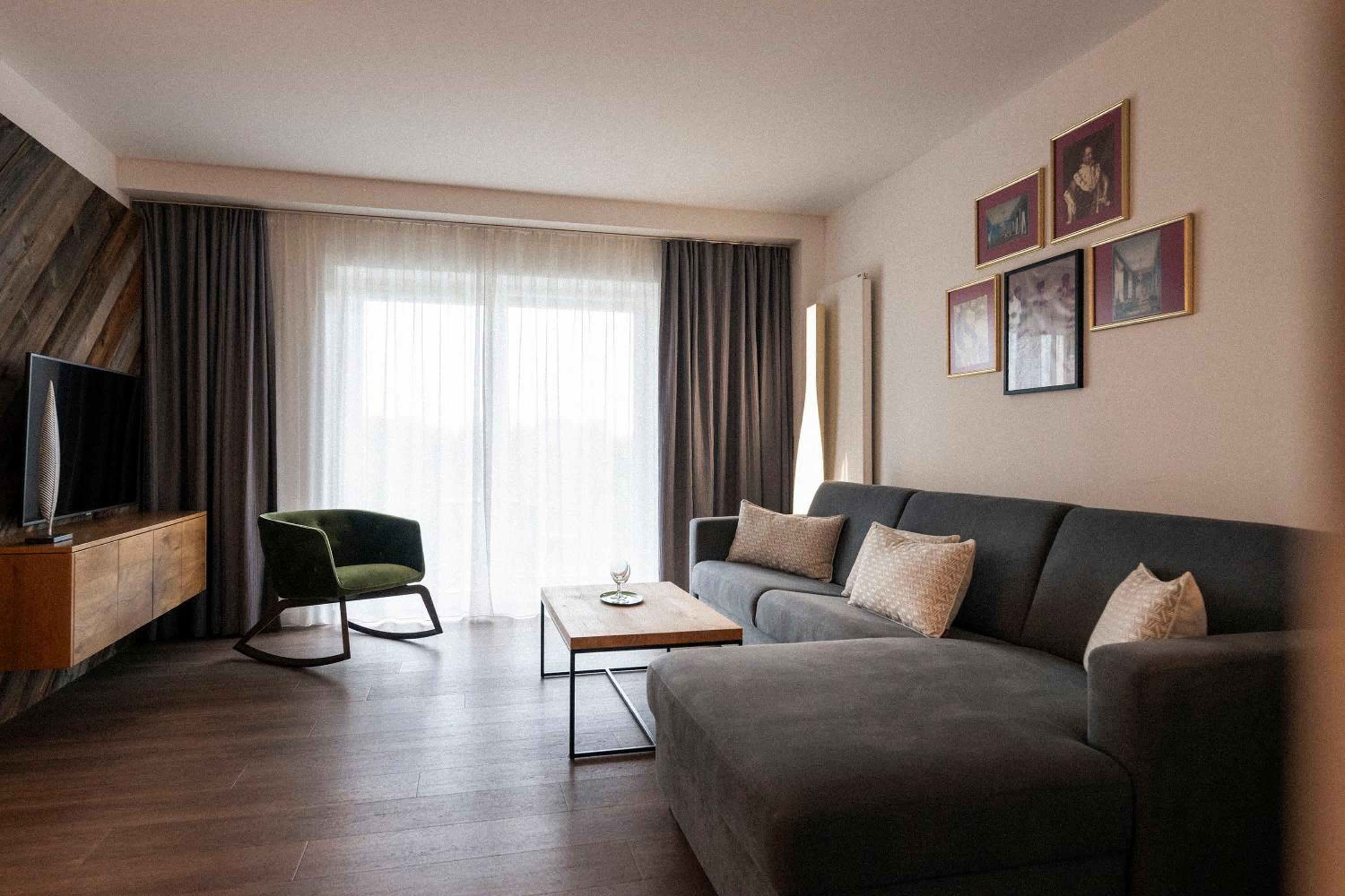 Superior Suite - Photo 8