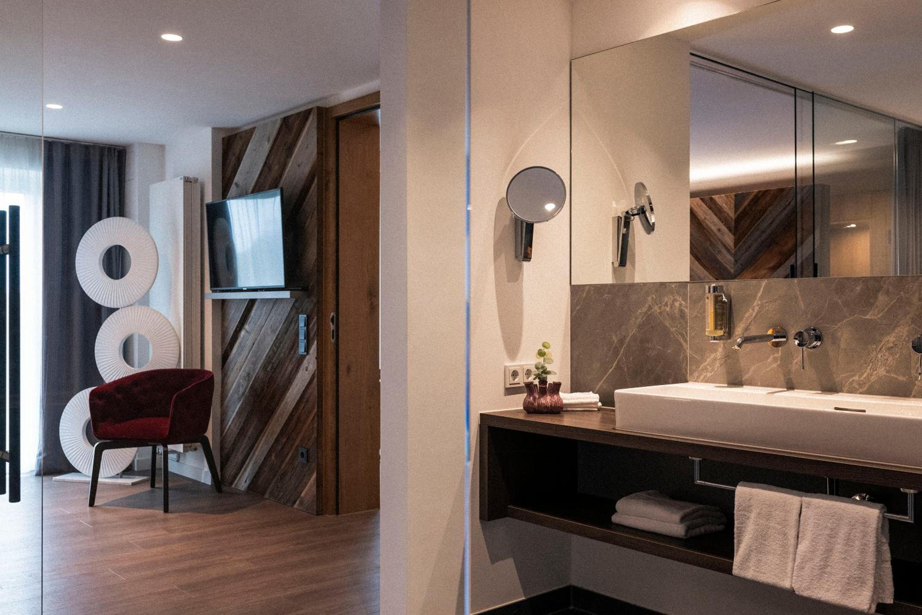 Superior Suite - Photo 20