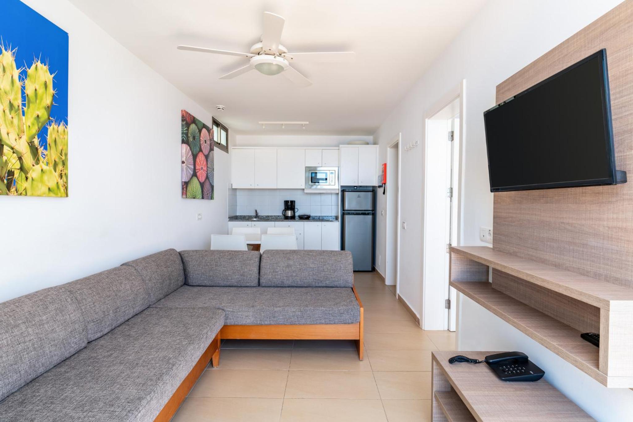 Apartamento Clásico de Una Habitación con Balcón y Vista Limitada al Mar.