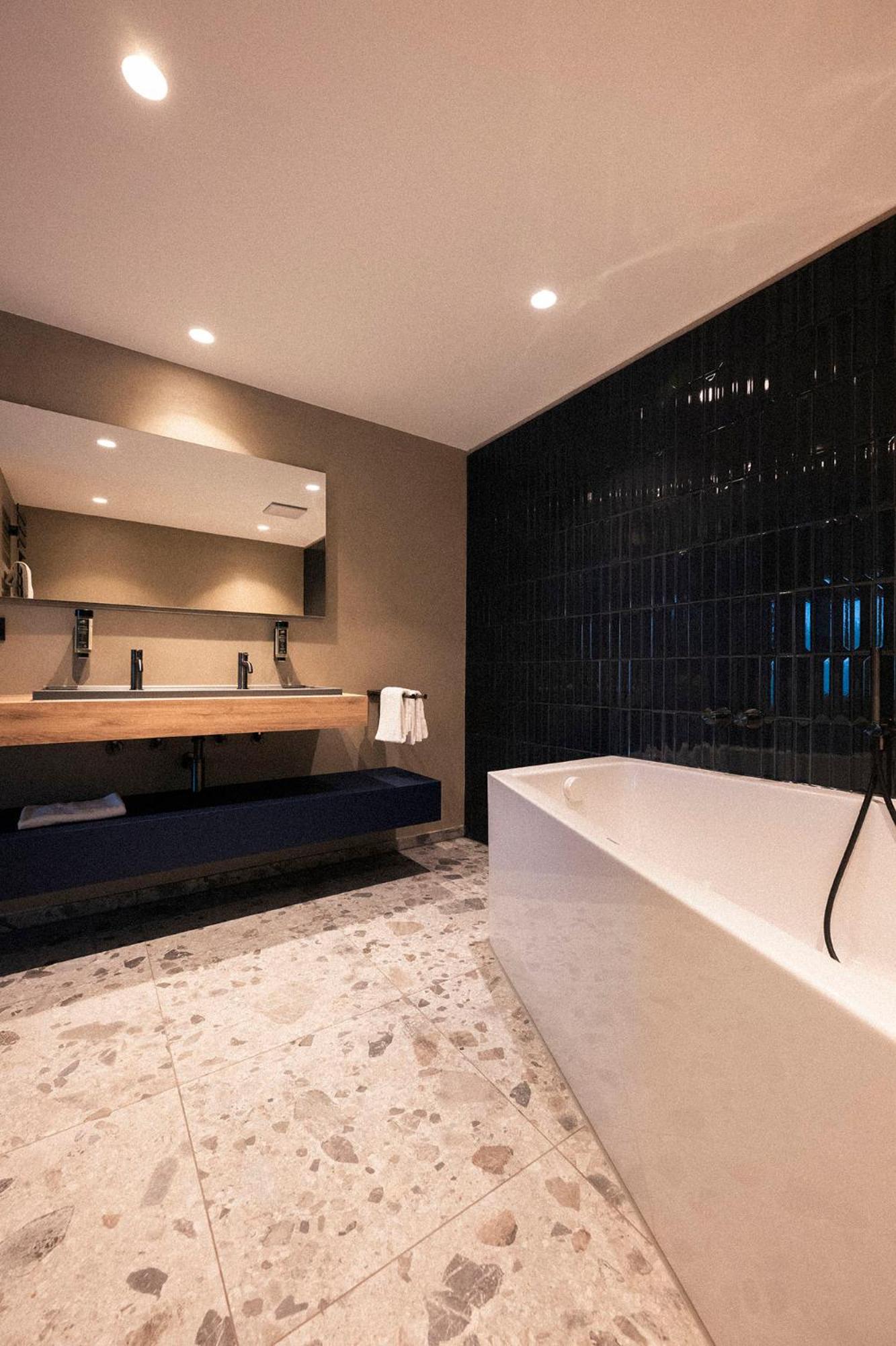Junior Suite with Balcony photo 2