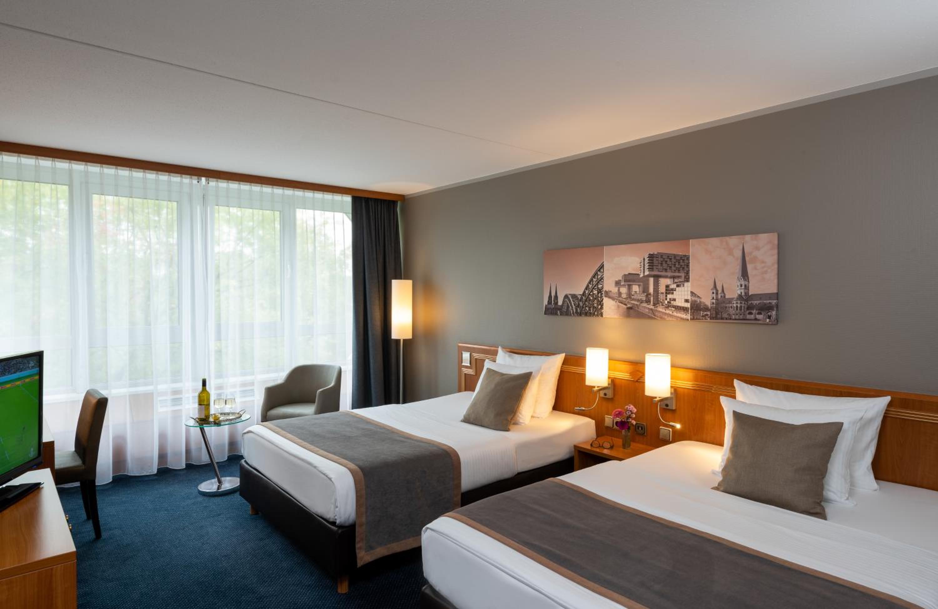 Comfort Double or Twin Room - Park, Sleep & Fly 14 days thumbnail 5