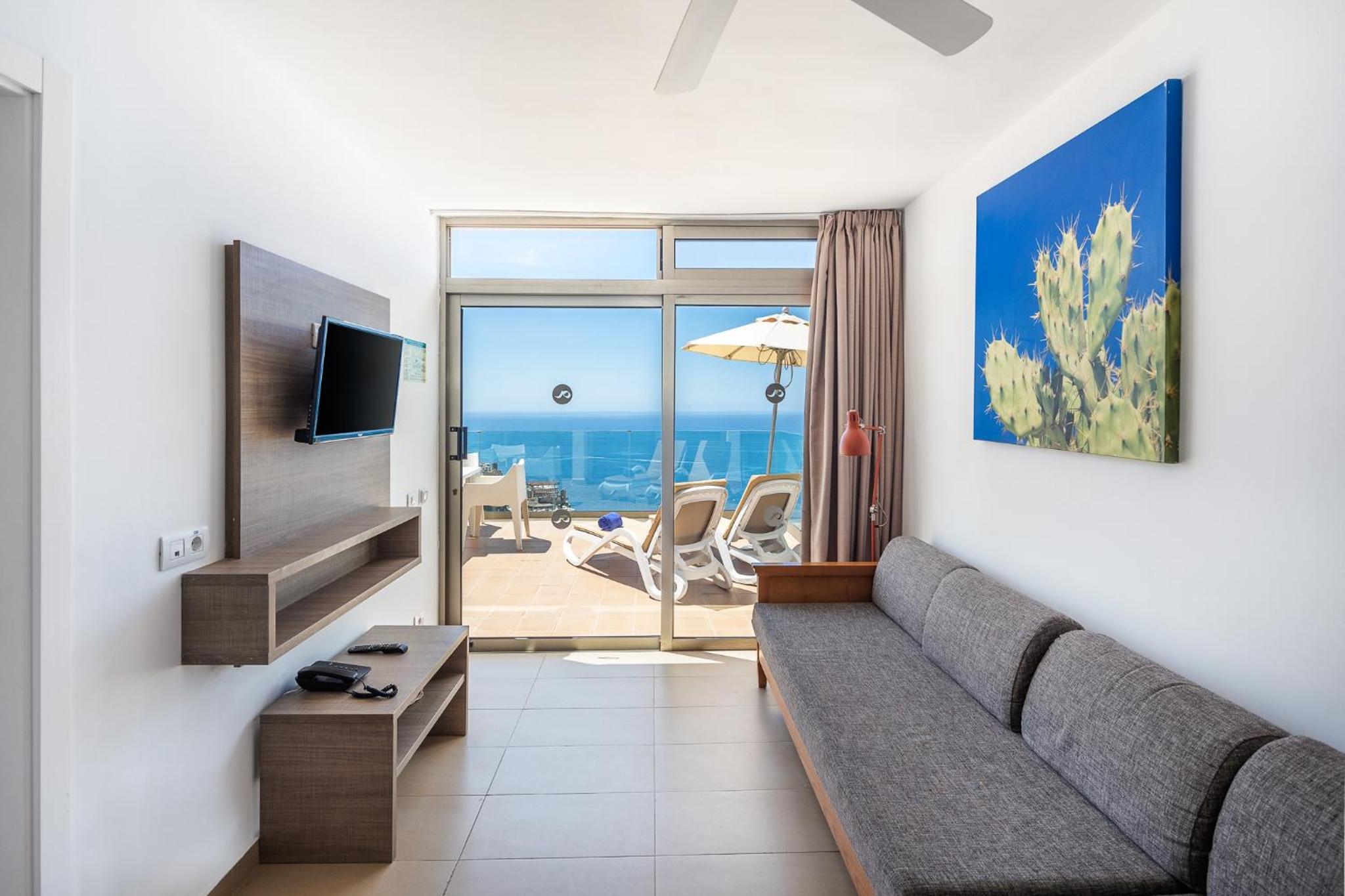 Apartamento clásico de una habitación con balcón y vista al mar.