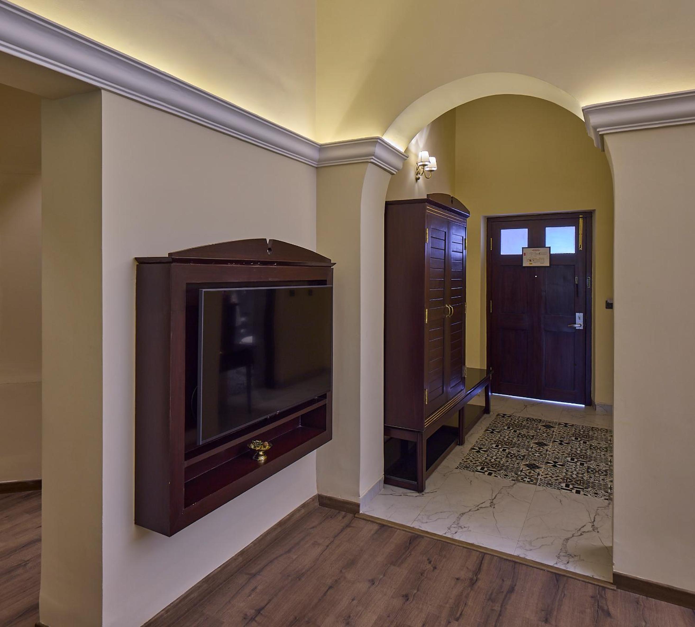 Luxury Heritage with Lawn view Balcony (Complimentary Hi Tea) - Photo 2