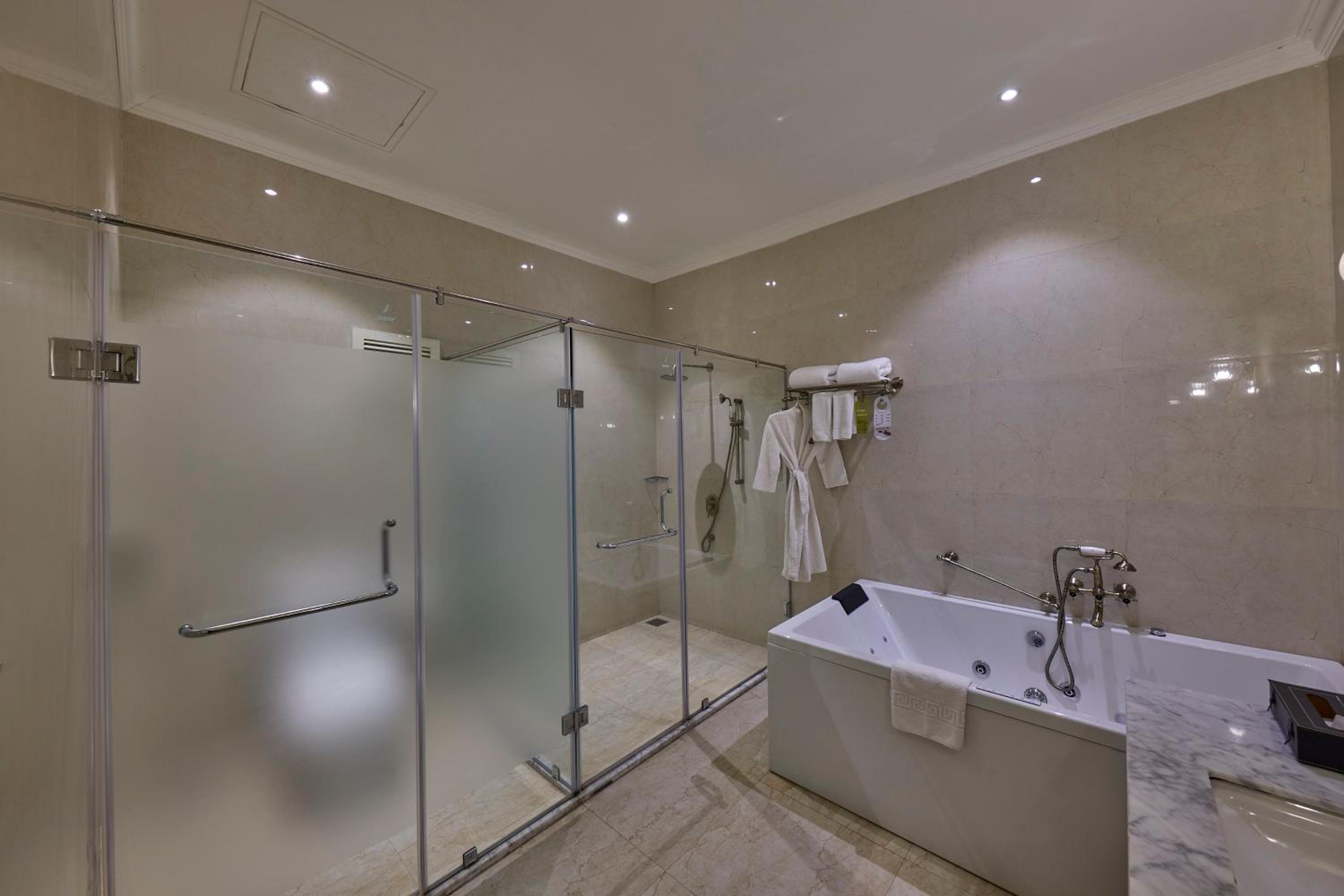 Royal Maharajah Suite with Jacuzzi and Balcony (Complimentary Hi Tea ) - Photo 10