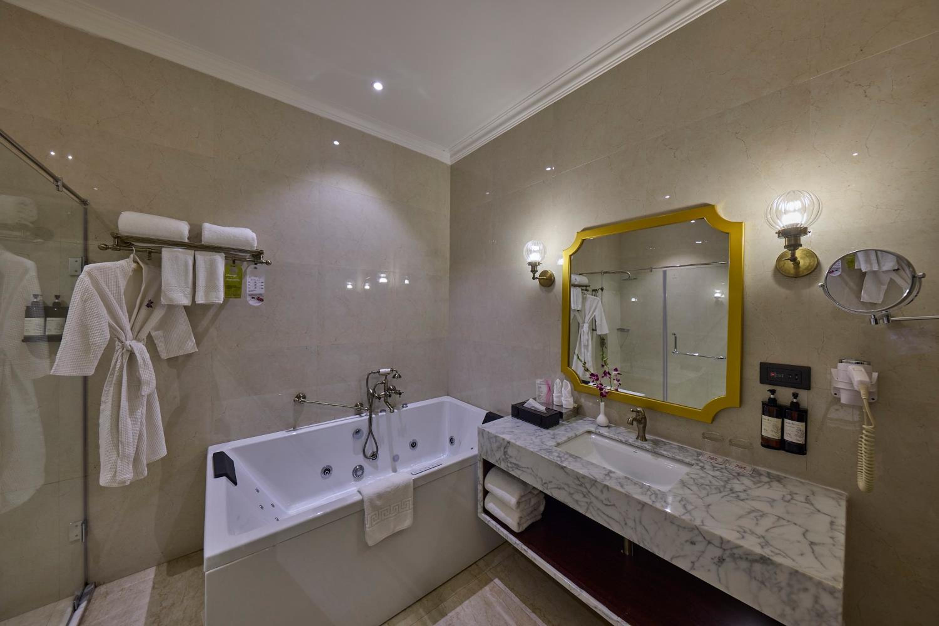 Royal Maharajah Suite with Jacuzzi and Balcony (Complimentary Hi Tea ) - Photo 11