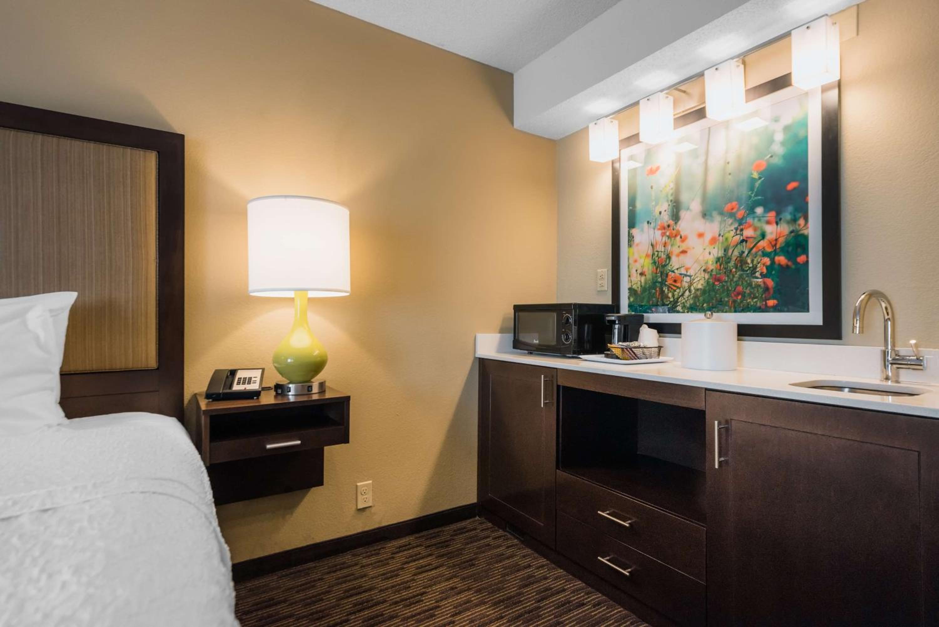 Deluxe King Room - Non-Smoking - Photo 1