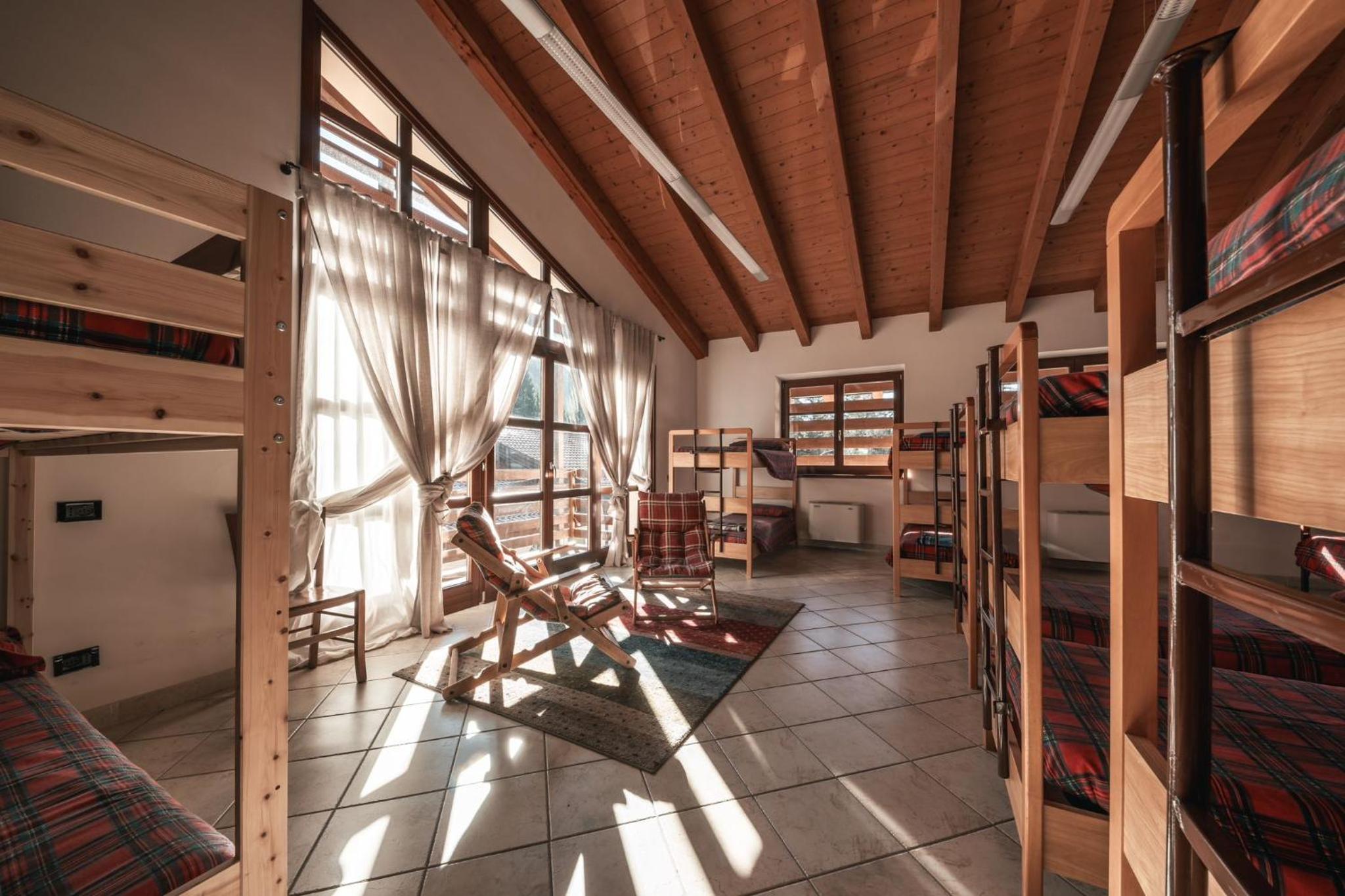 10-Bed Mixed Dormitory Room photo 3