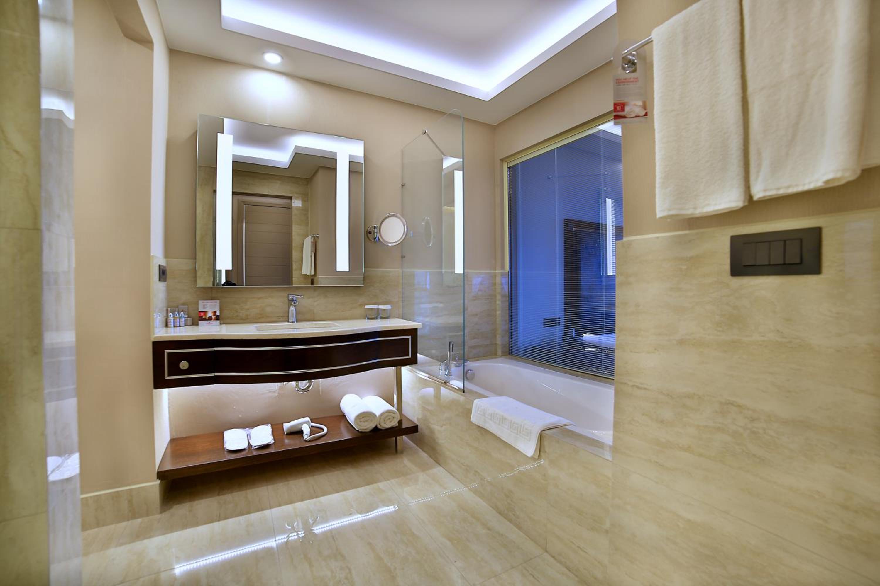 Standard King Room - Photo 8