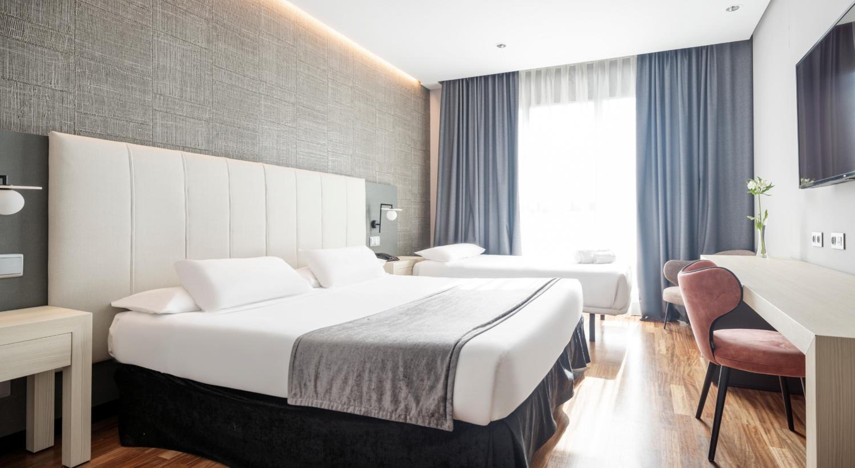 Double Room with Extra Bed (3 Adults) - Photo 1