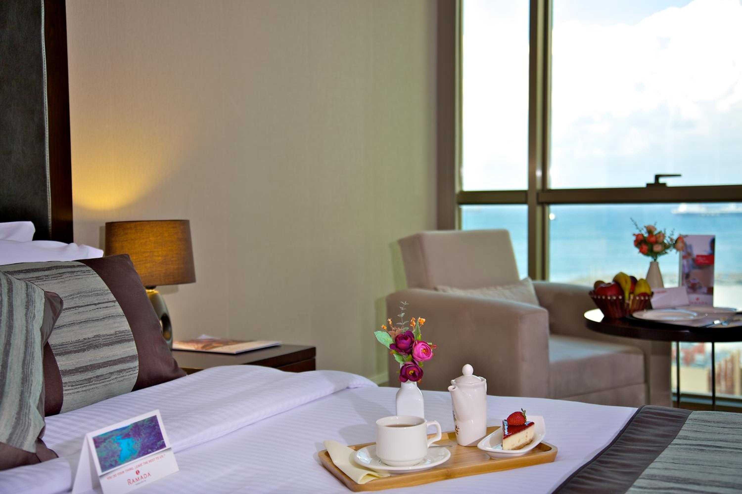 Deluxe King Room with Sea View - Photo 3