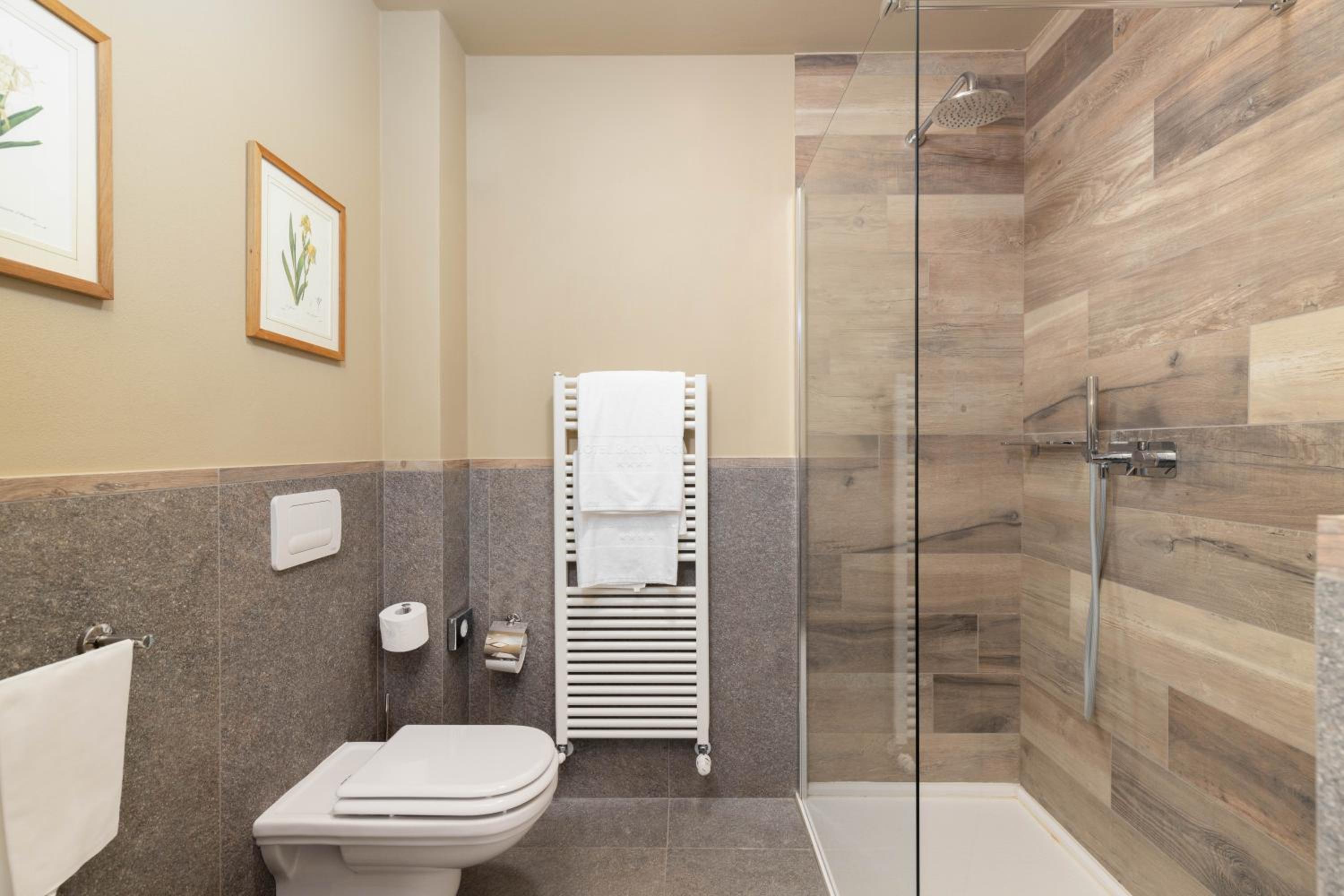 Junior Suite with Spa Access - Photo 2