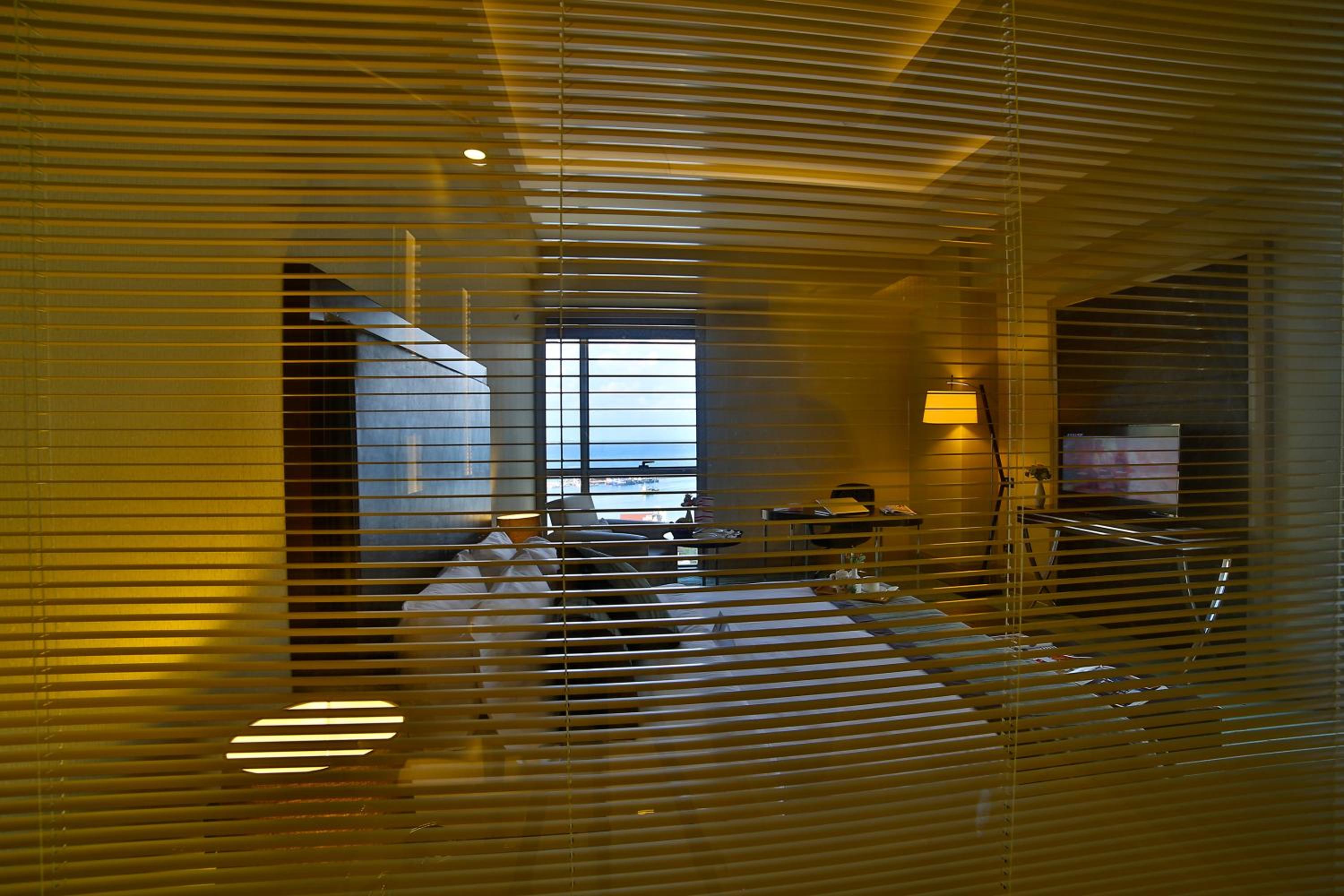 Deluxe King Room with Sea View - Photo 5