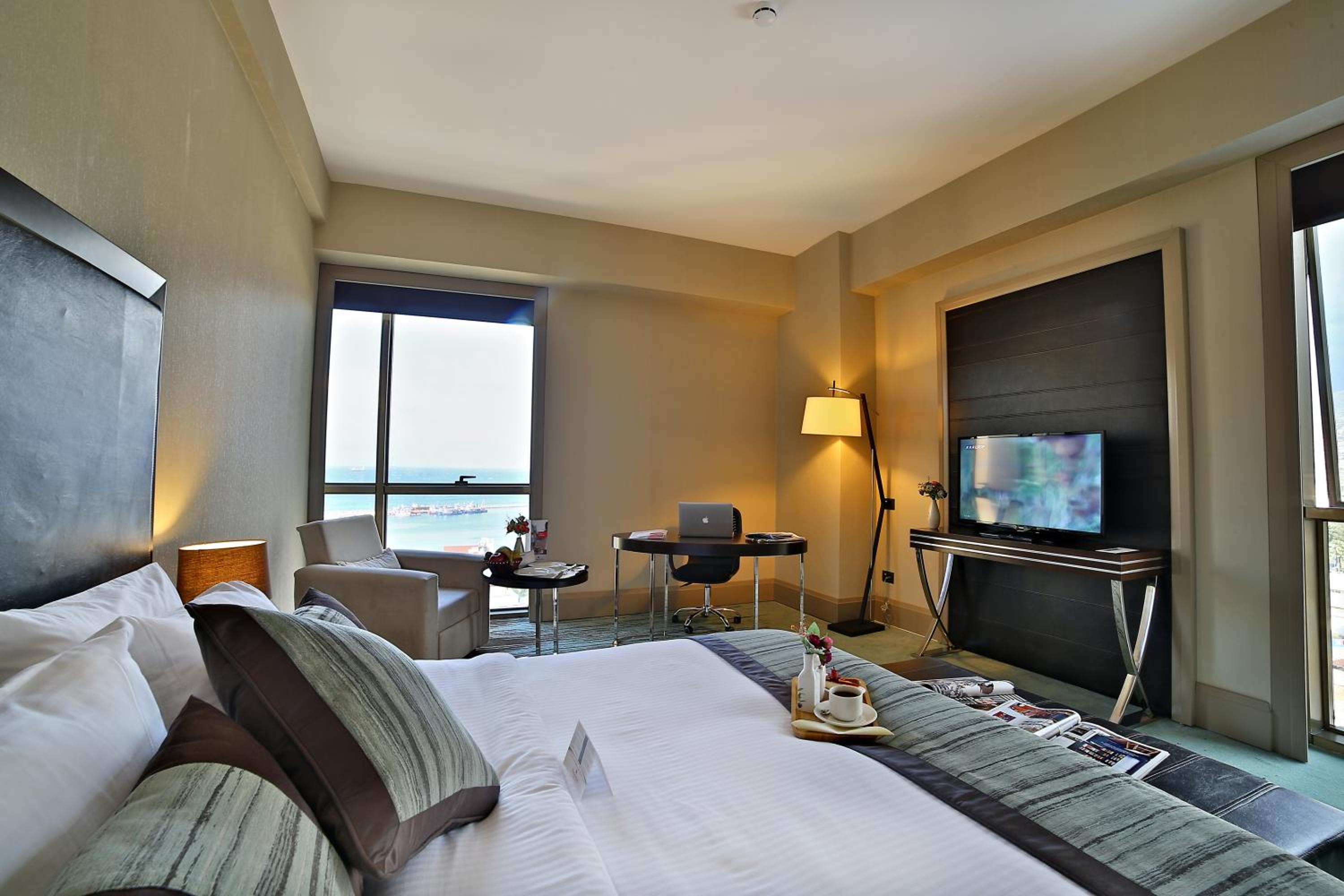 Deluxe King Room with Sea View - Photo 4