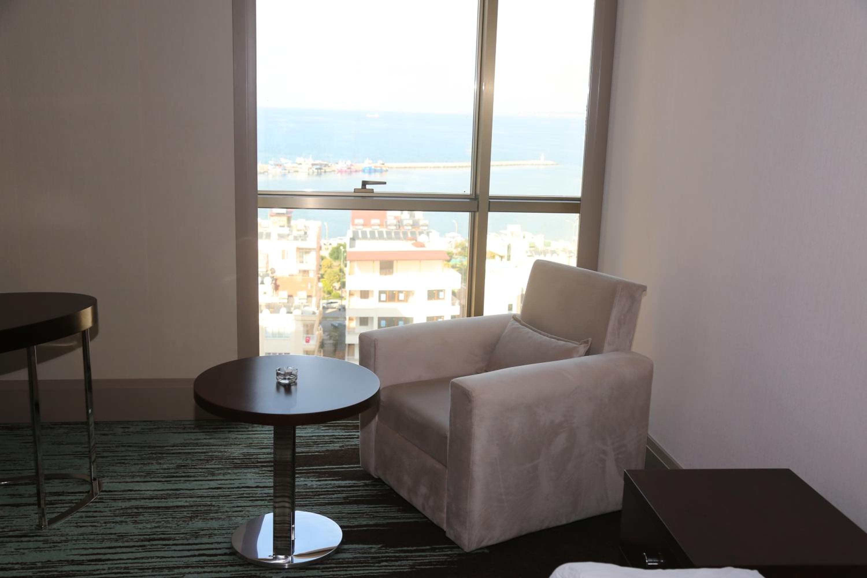 Deluxe Twin Room with Sea View - Photo 3